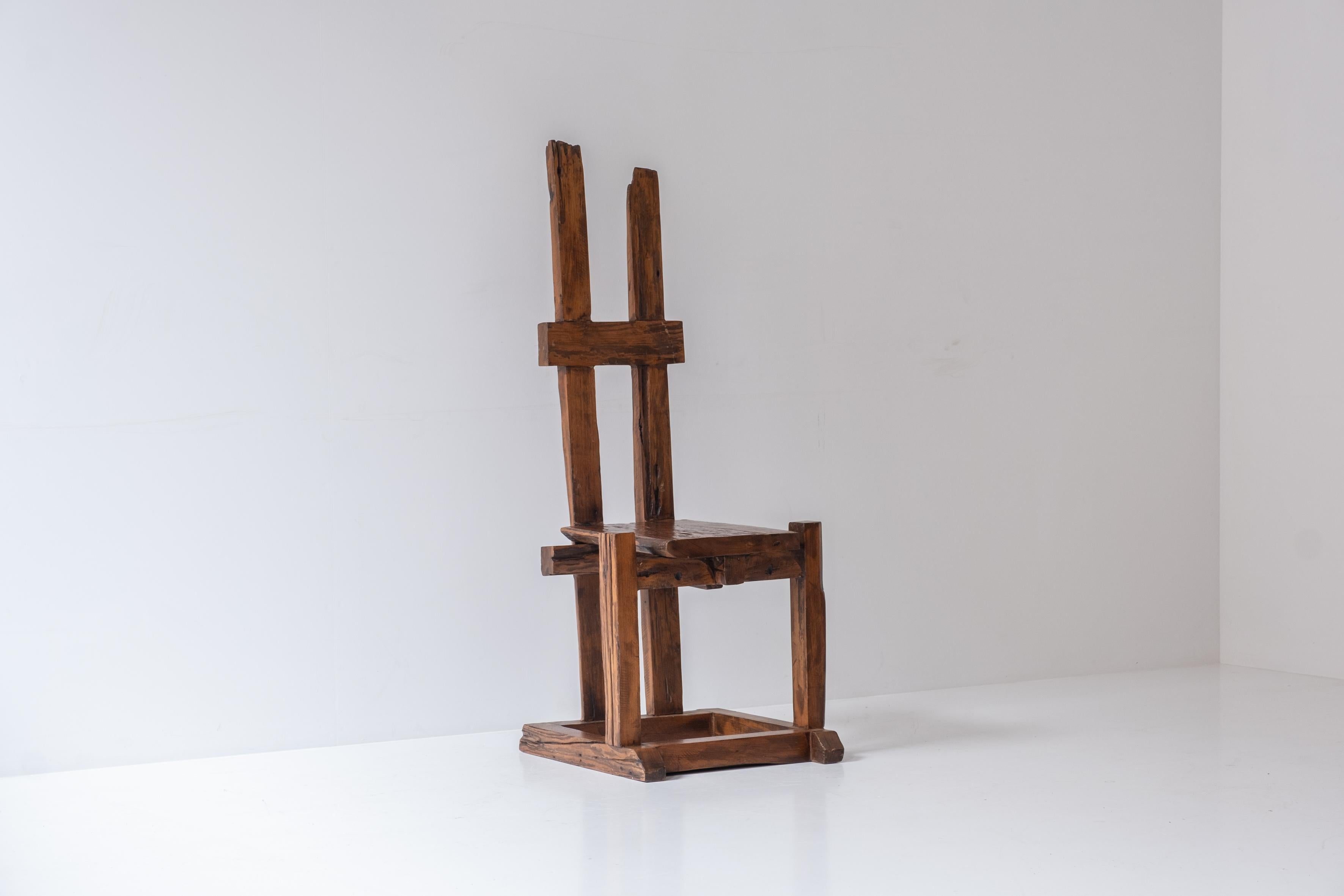 Ein Satz primitiver Stühle mit hoher Rückenlehne, entworfen und hergestellt in den 1950er Jahren (Mitte des 20. Jahrhunderts) im Angebot