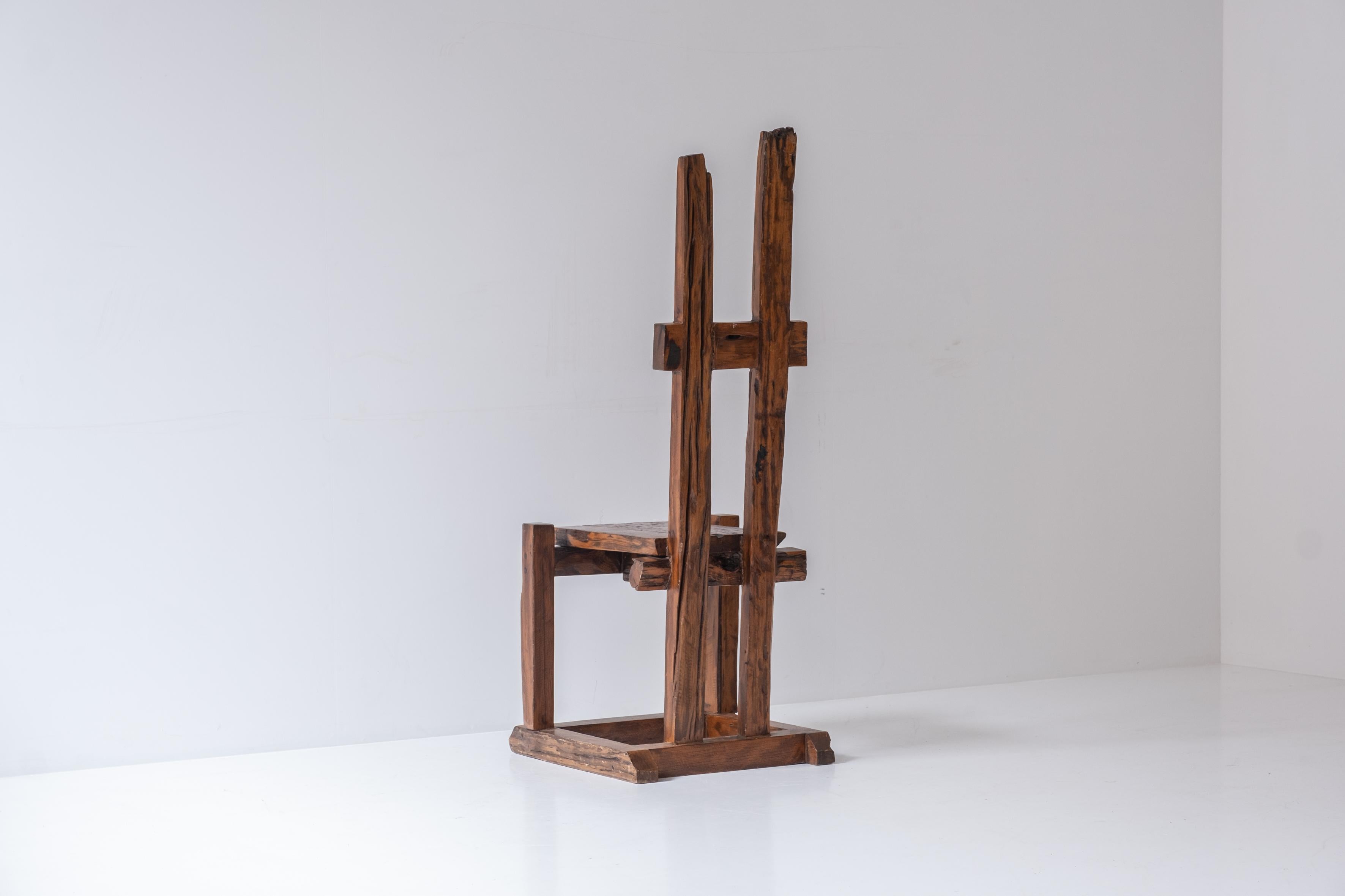 Ein Satz primitiver Stühle mit hoher Rückenlehne, entworfen und hergestellt in den 1950er Jahren im Angebot 1