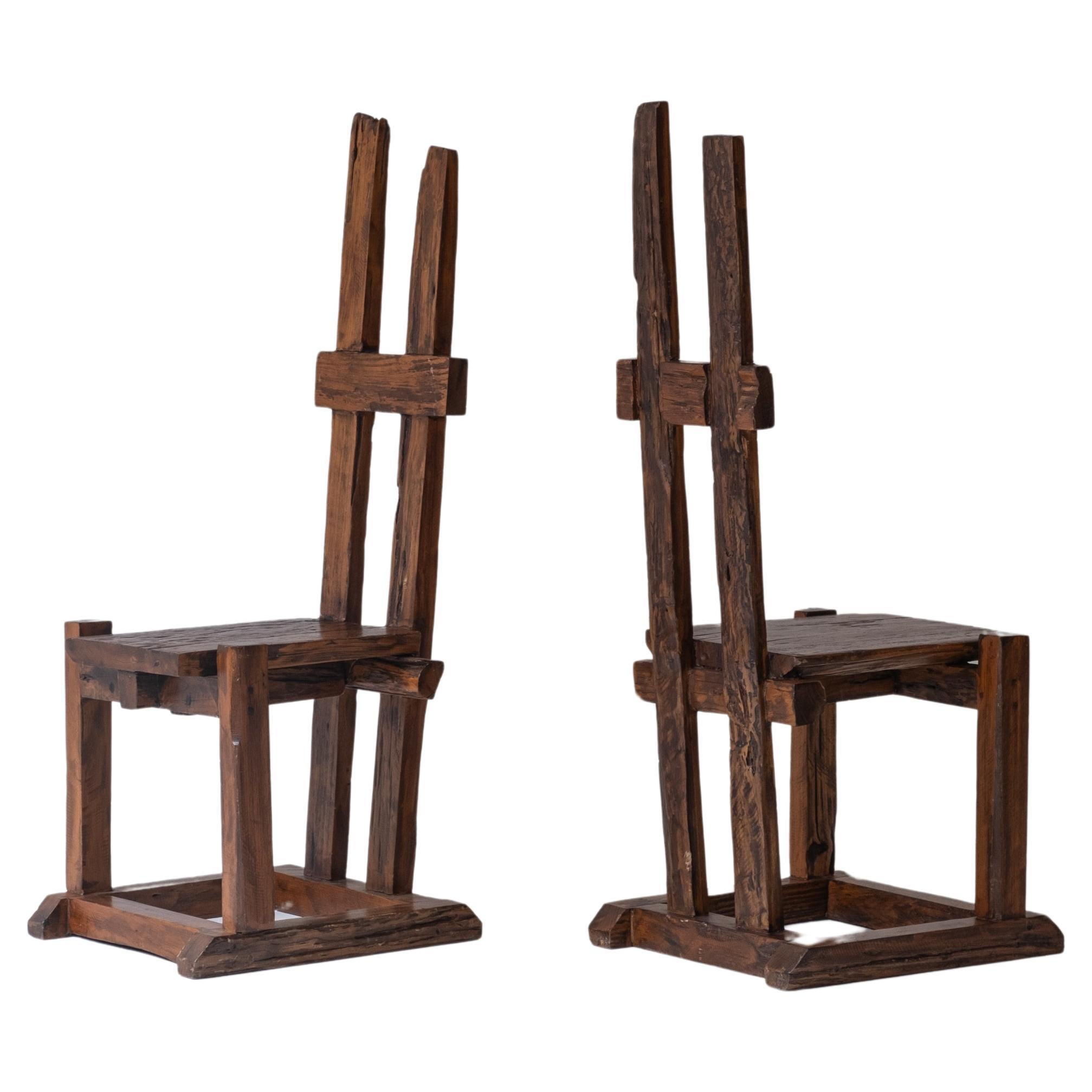 Un ensemble de chaises primitives à haut dossier, conçues et fabriquées dans les années 50