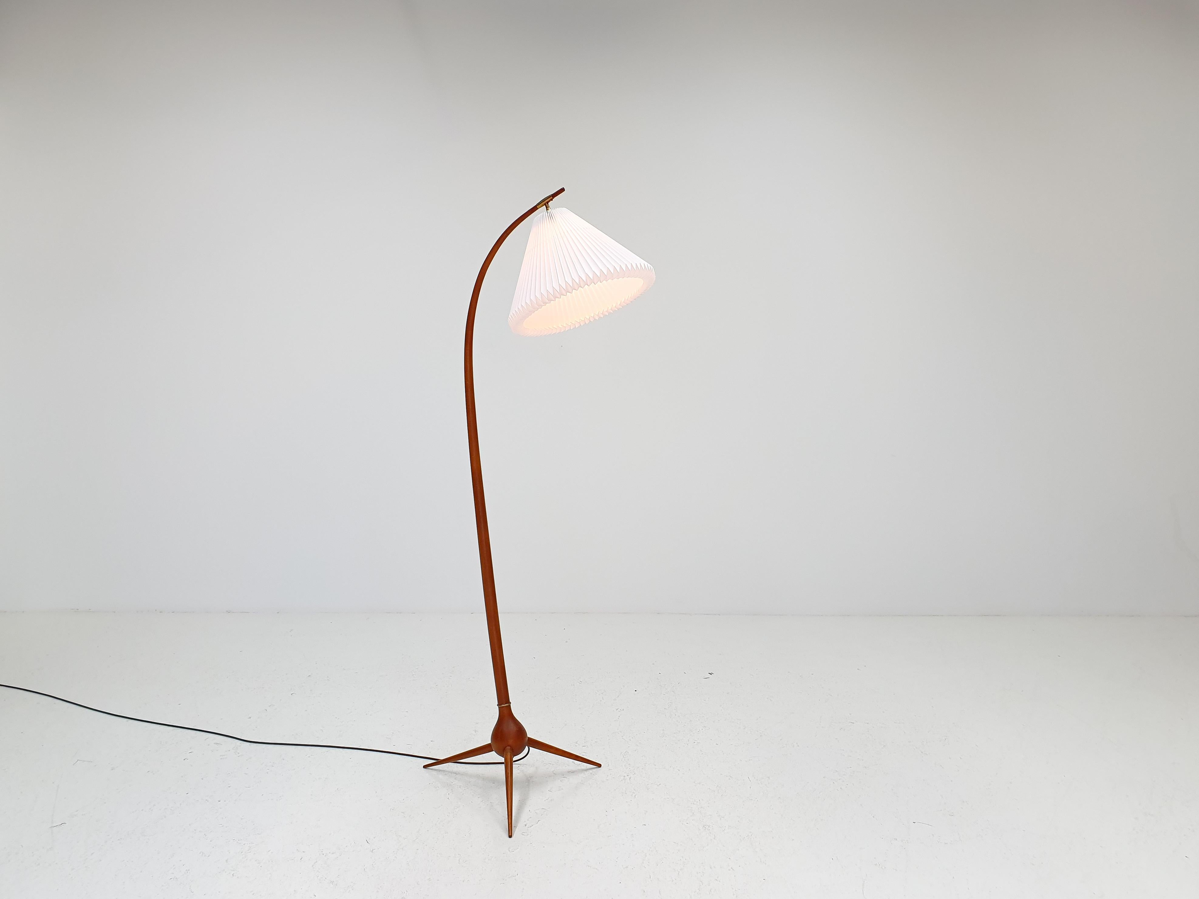 A beech and brass floor lamp designed by Severin Hansen for Haslev Furniture. The piece was manufactured in Denmark in the 1950s.

The floor lamp stands elegantly on tripod legs and has a curved Stand with brass fittings holding the new handmade