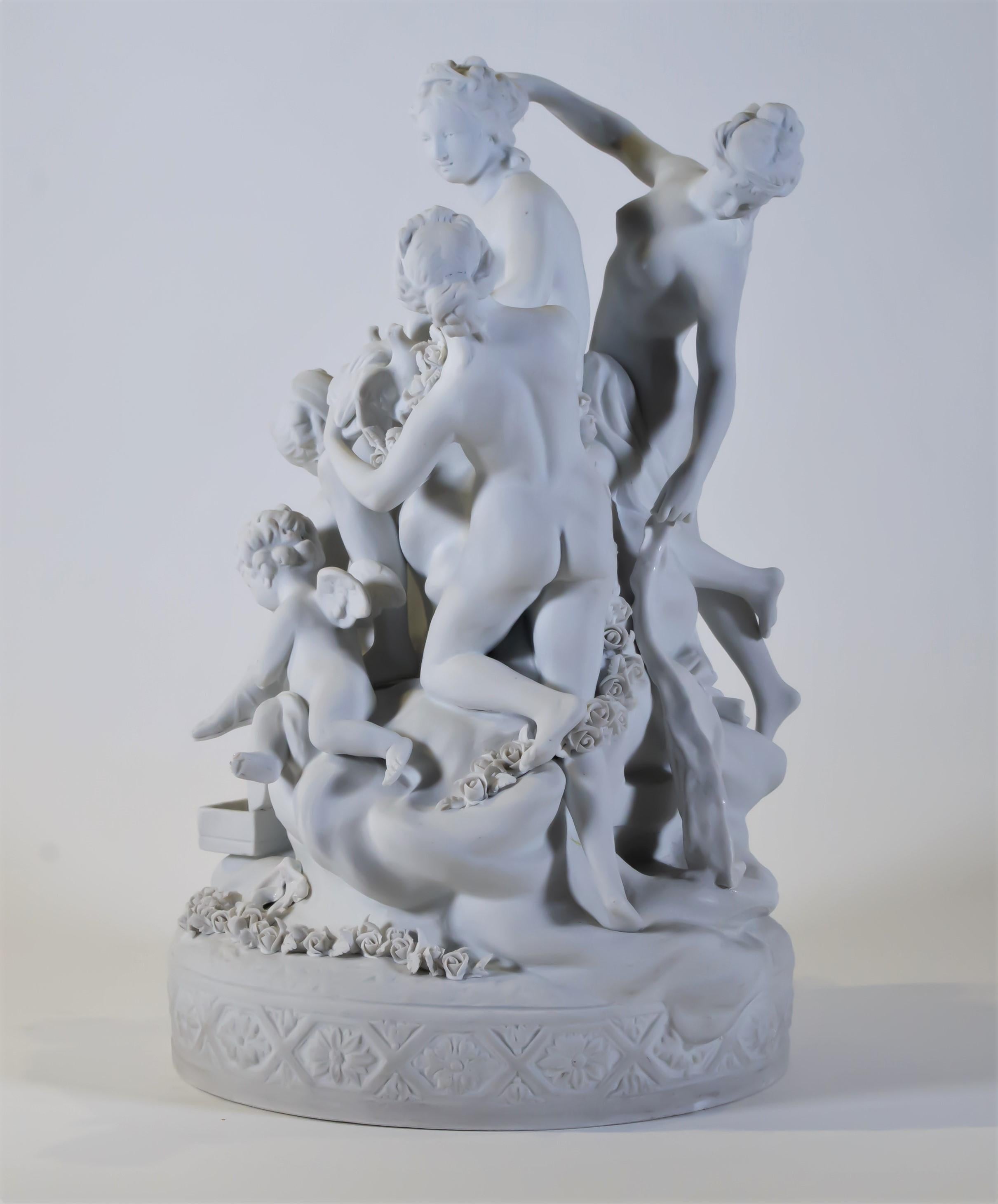Eine antike französische Sevres-Biskuit-Porzellangruppe aus dem 19. Jahrhundert im Louis-XVI-Stil mit einer Jungfrau und ihrem Gefolge. In der Mitte steht die Hauptjungfrau mit ihren Dienern um sie herum. Ein Diener pflückt Rosen aus einem