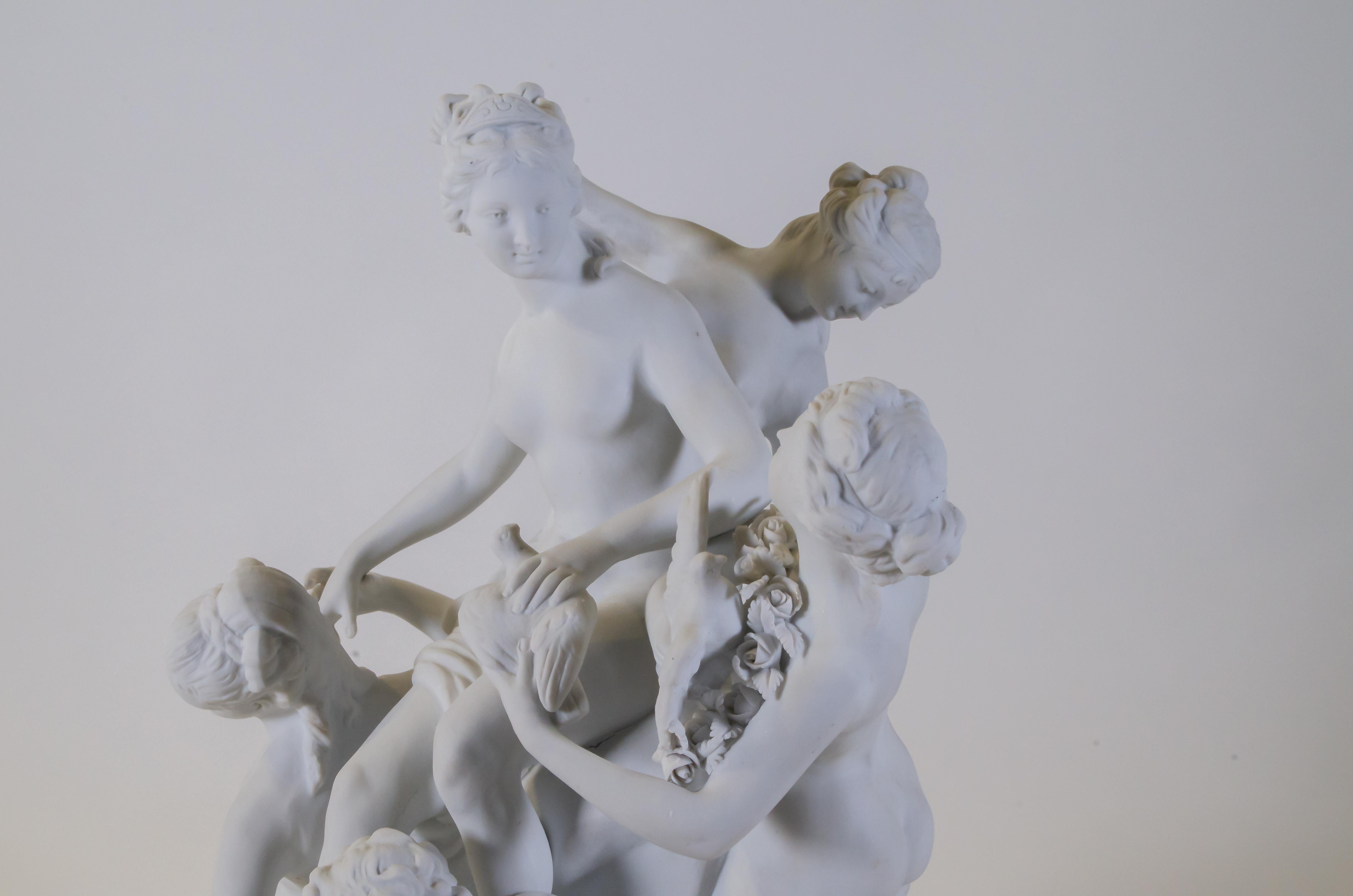 Neoklassizistische Sevres-Porzellangruppe einer Jungfrau und ihrer Begleiter aus Biskuit (Spätes 19. Jahrhundert) im Angebot