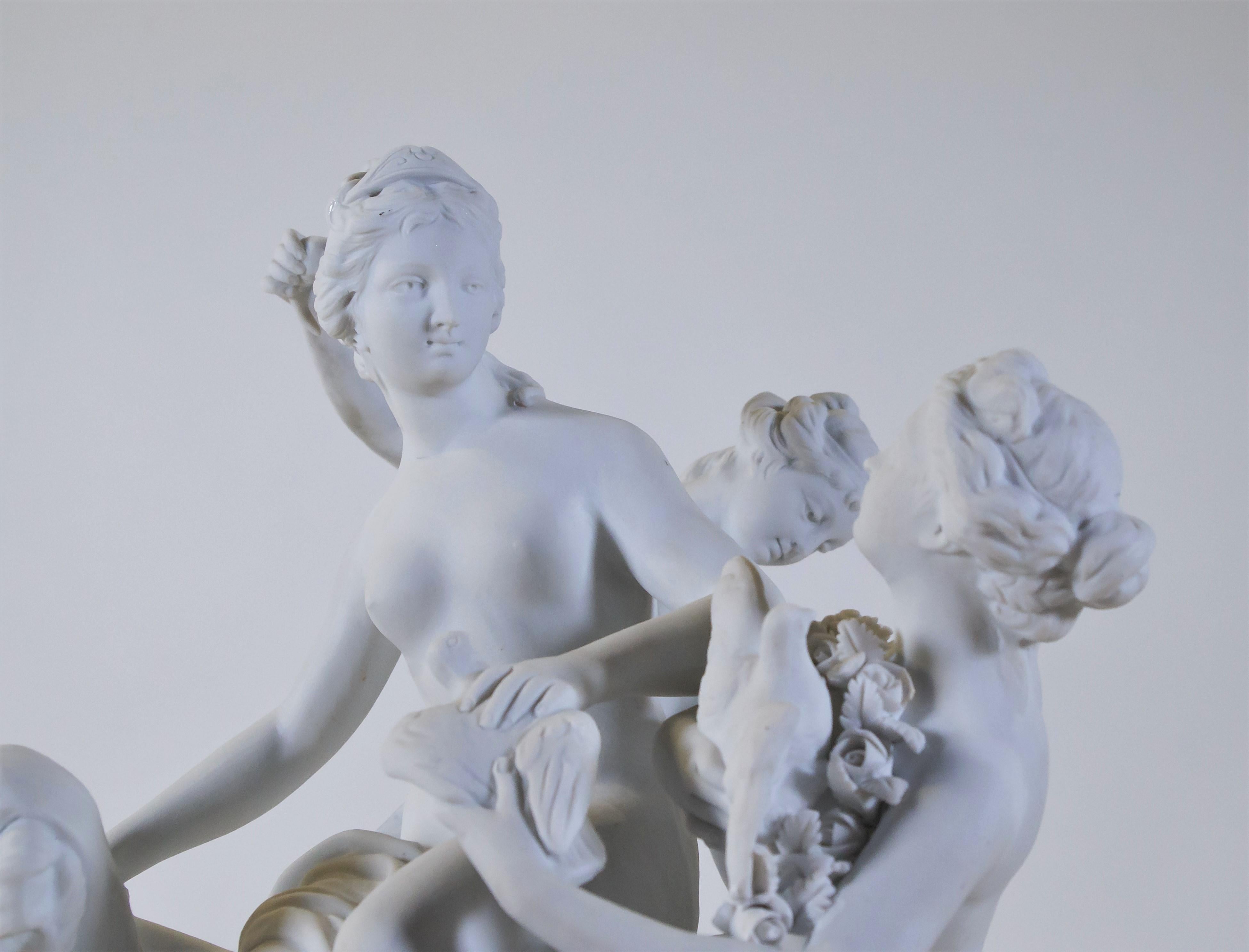 Neoklassizistische Sevres-Porzellangruppe einer Jungfrau und ihrer Begleiter aus Biskuit im Angebot 1