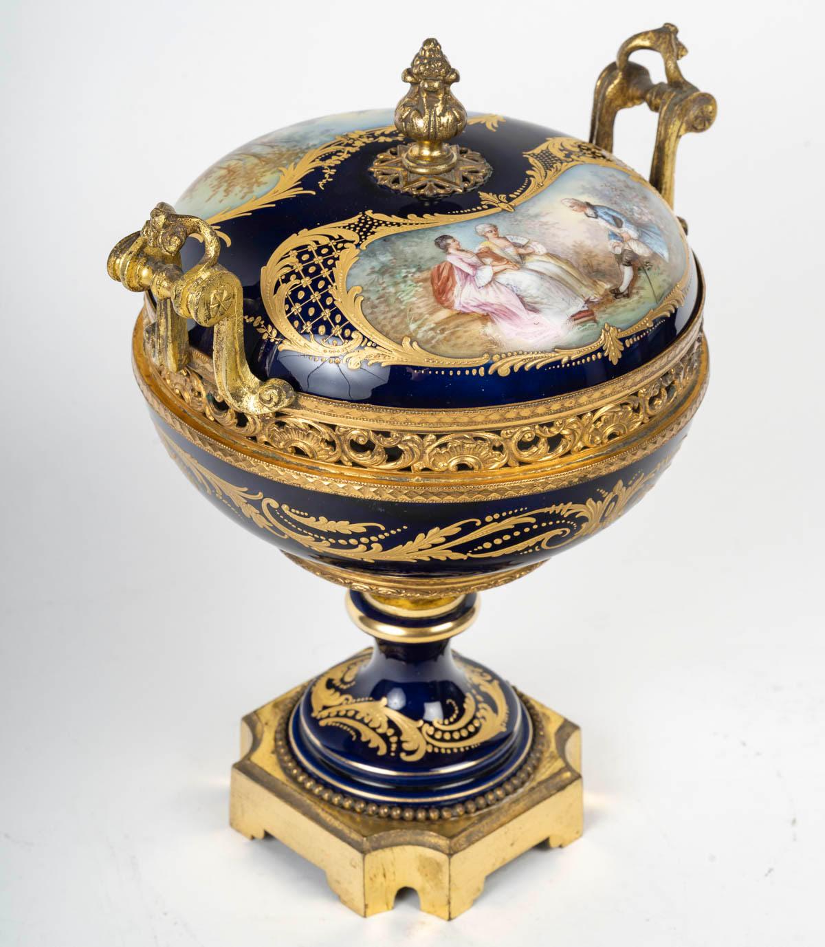 Bomboniera di Sèvres in porcellana e bronzo dorato, XIX secolo.

Bomboniera di Sèvres in porcellana e bronzo dorato, XIX secolo, periodo Napoleone III.
H. H. 27 cm, L. 21 cm, P. 18 cm.