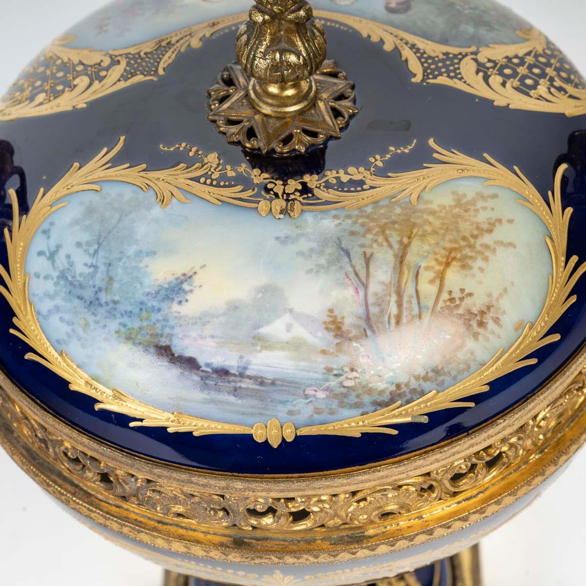 Francese Bonbonnière di Sèvres in porcellana e bronzo dorato, XIX secolo. in vendita
