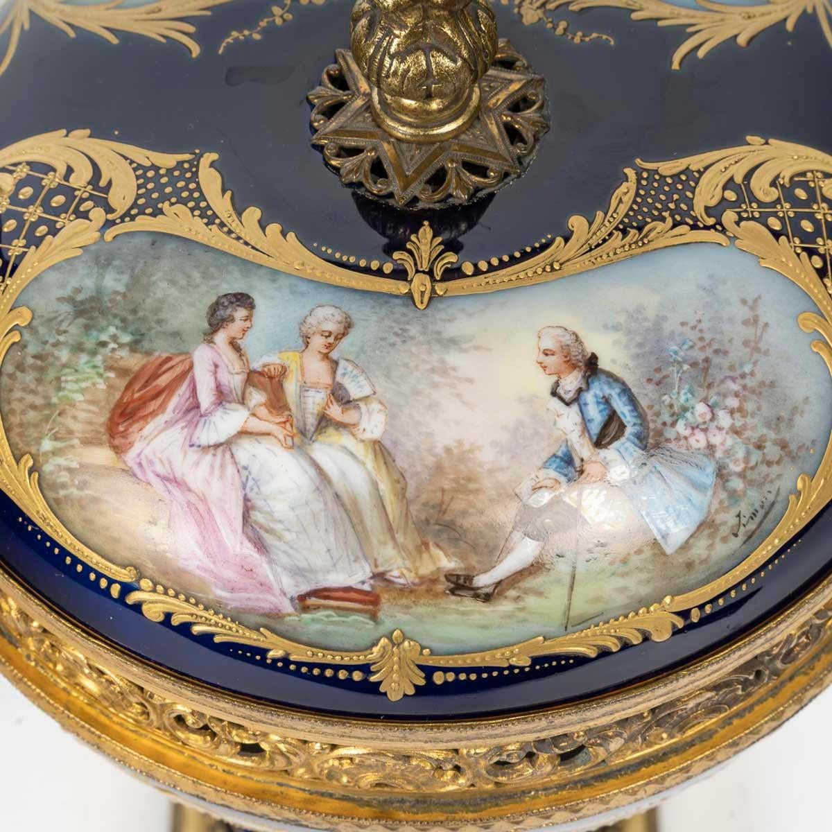 Dorato Bonbonnière di Sèvres in porcellana e bronzo dorato, XIX secolo. in vendita