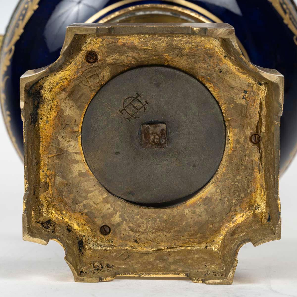 Bonbonnière di Sèvres in porcellana e bronzo dorato, XIX secolo. in vendita 1