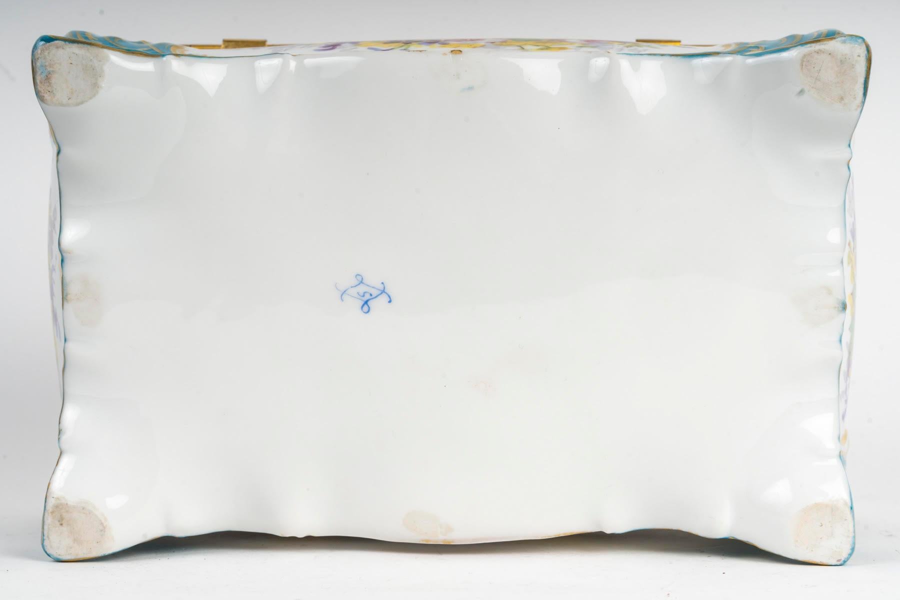 Boîte en porcelaine de Sèvres, monture en laiton doré, XIXe siècle, période Napoléon III. en vente 4