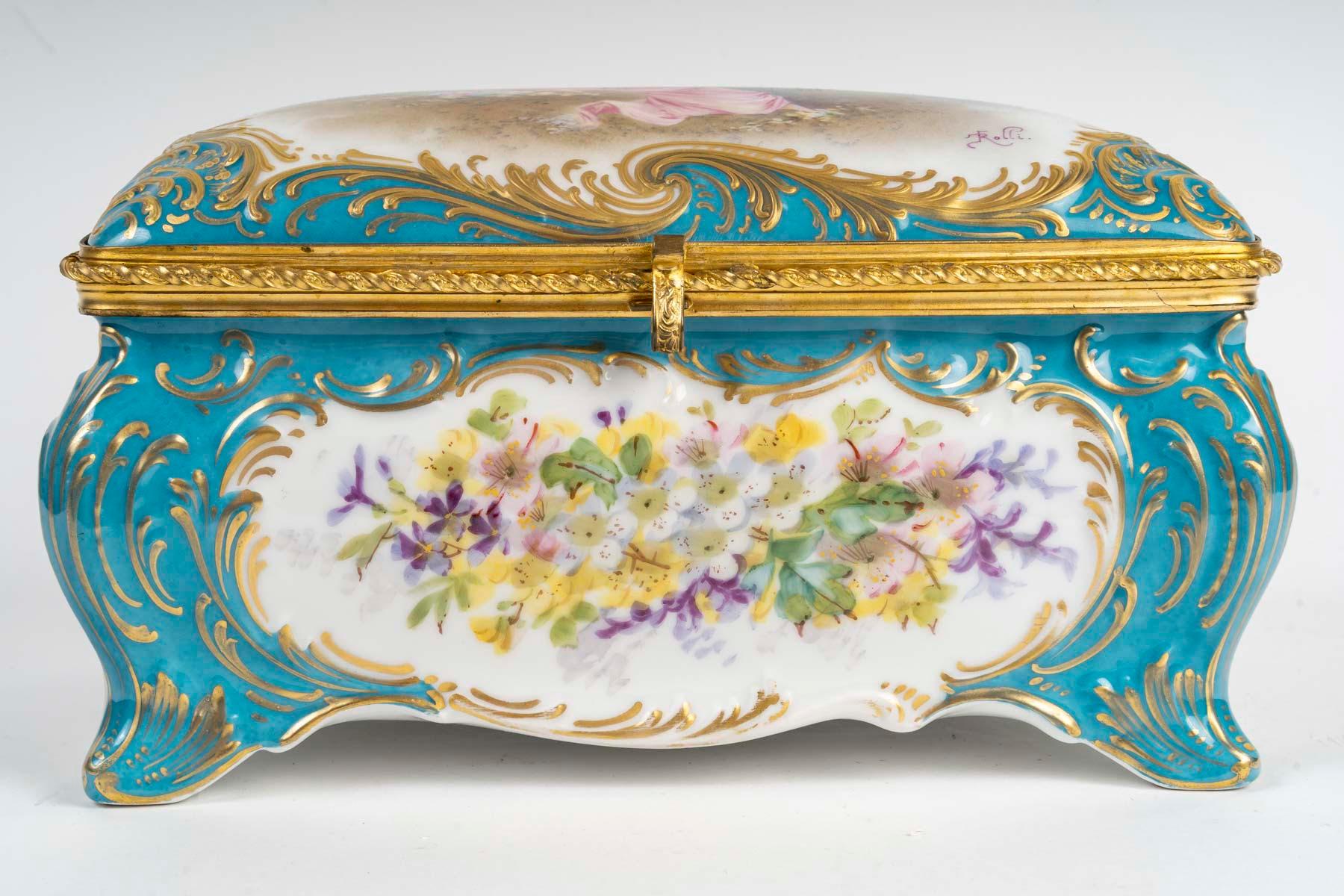 Coffret en porcelaine de Sèvres, monture en laiton doré, XIXe siècle, époque Napoléon III.

Importante boîte en porcelaine de Sèvres, XIXe siècle, époque Napoléon III, monture en laiton doré.
H : 15,5cm, L : 24cm, P : 16cm