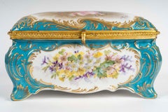 Sèvres-Porzellandose, vergoldete Messingfassung, 19. Jahrhundert, Periode Napoleon III.