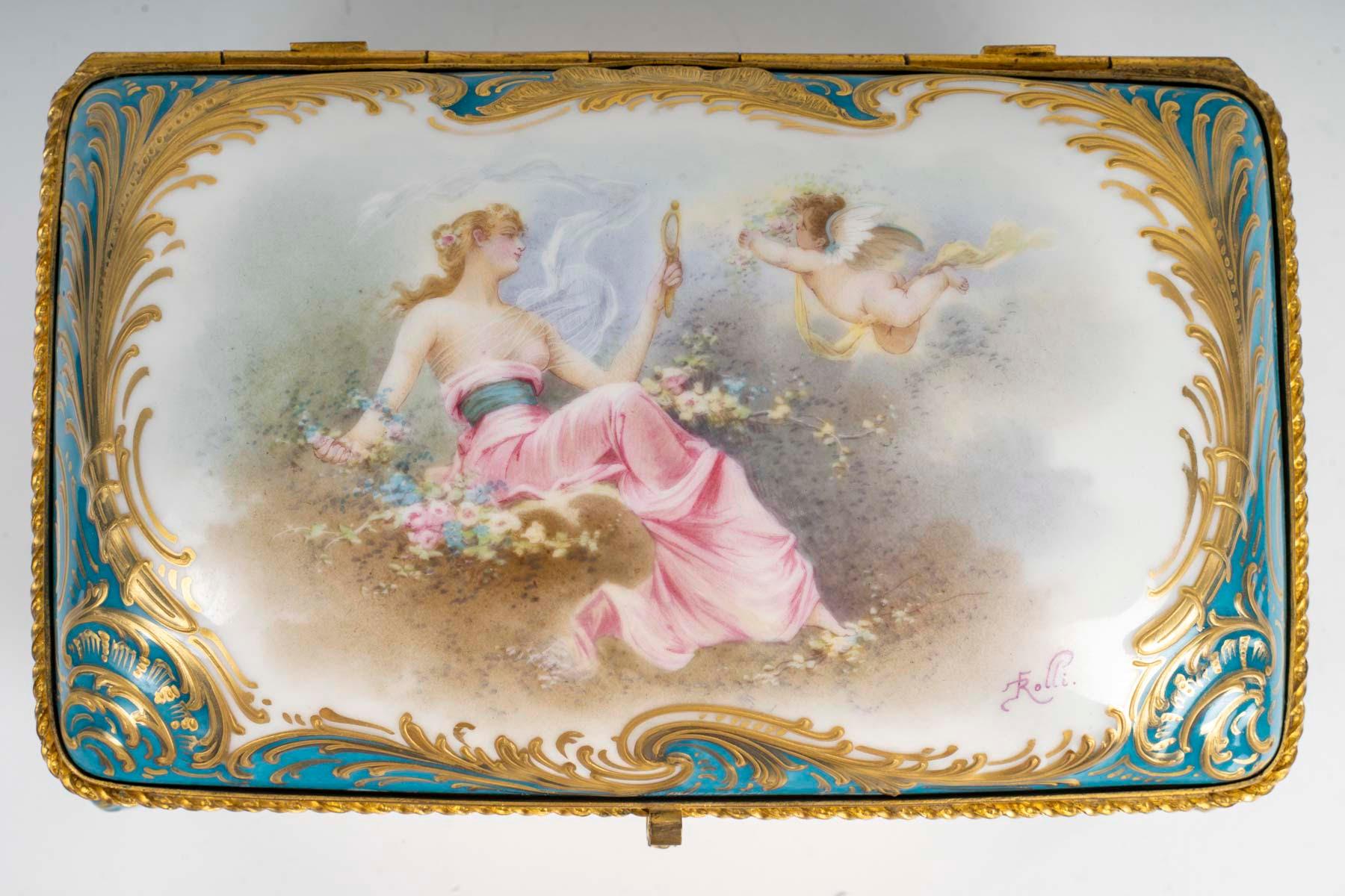 Français Boîte en porcelaine de Sèvres, monture en laiton doré, XIXe siècle, période Napoléon III. en vente