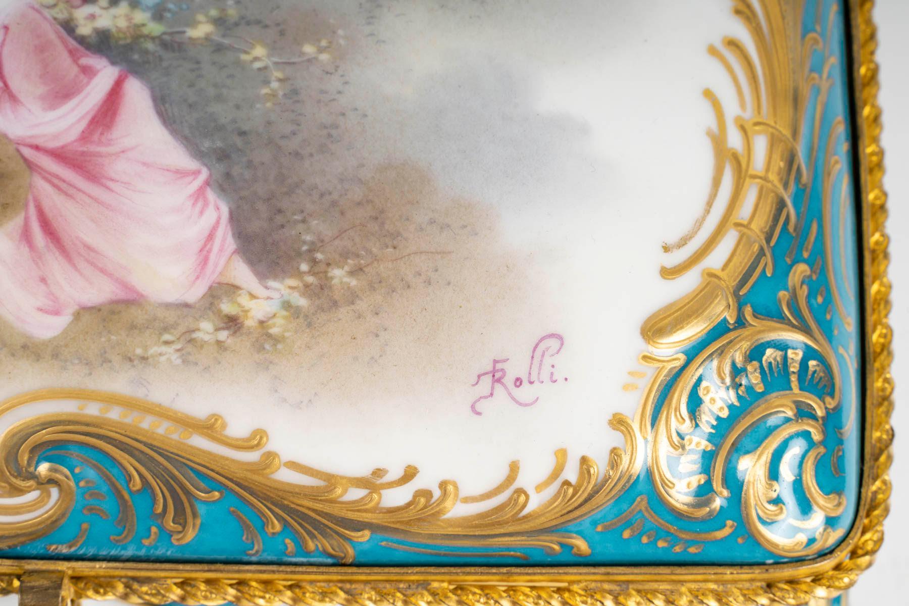 Doré Boîte en porcelaine de Sèvres, monture en laiton doré, XIXe siècle, période Napoléon III. en vente