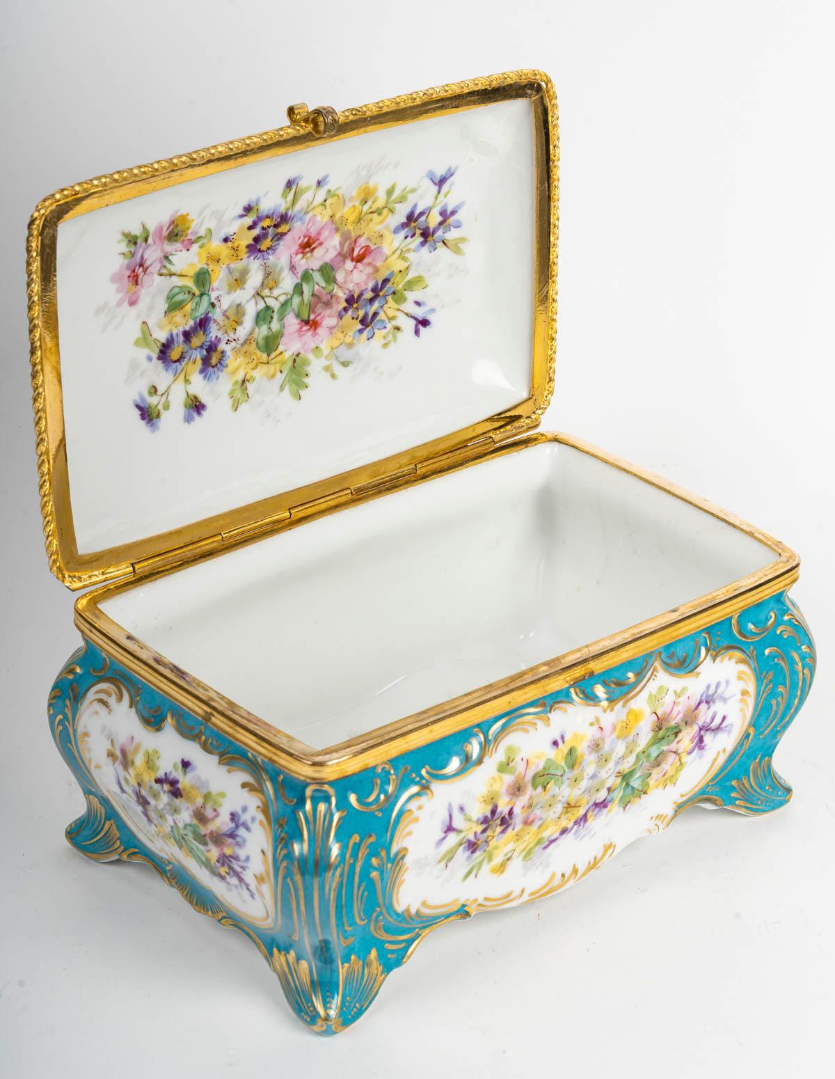 Laiton Boîte en porcelaine de Sèvres, monture en laiton doré, XIXe siècle, période Napoléon III. en vente