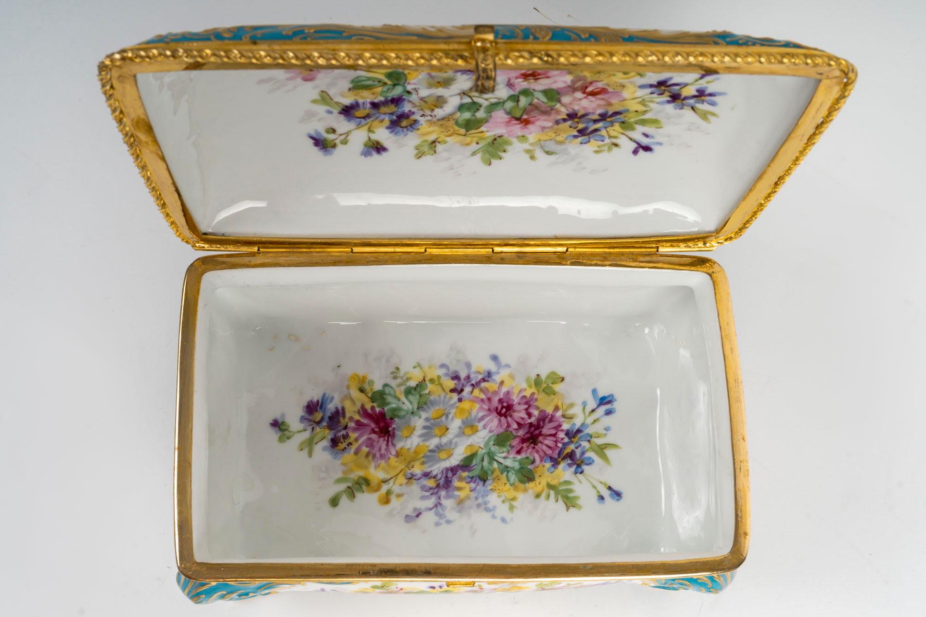 Boîte en porcelaine de Sèvres, monture en laiton doré, XIXe siècle, période Napoléon III. en vente 1