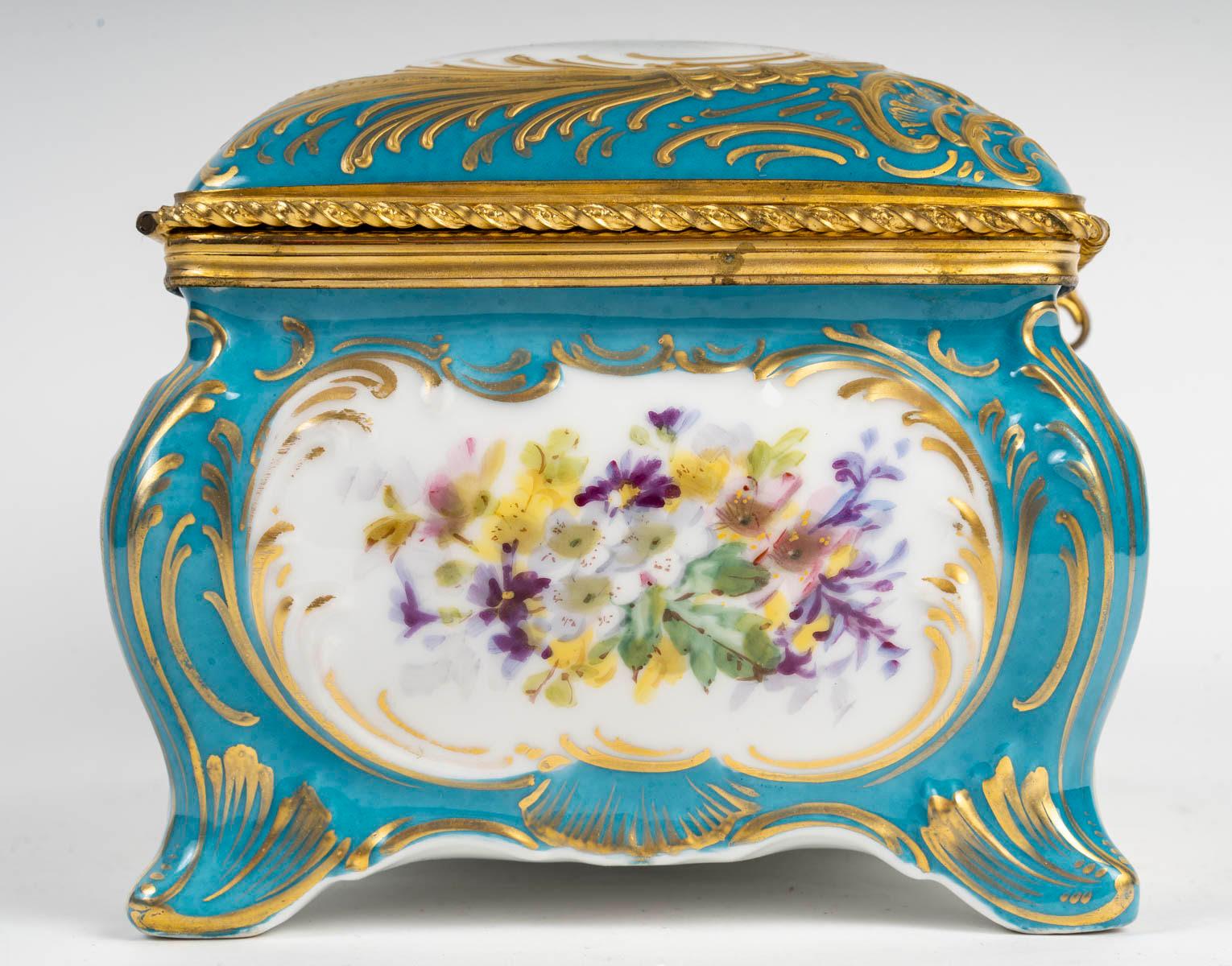 Boîte en porcelaine de Sèvres, monture en laiton doré, XIXe siècle, période Napoléon III. en vente 2