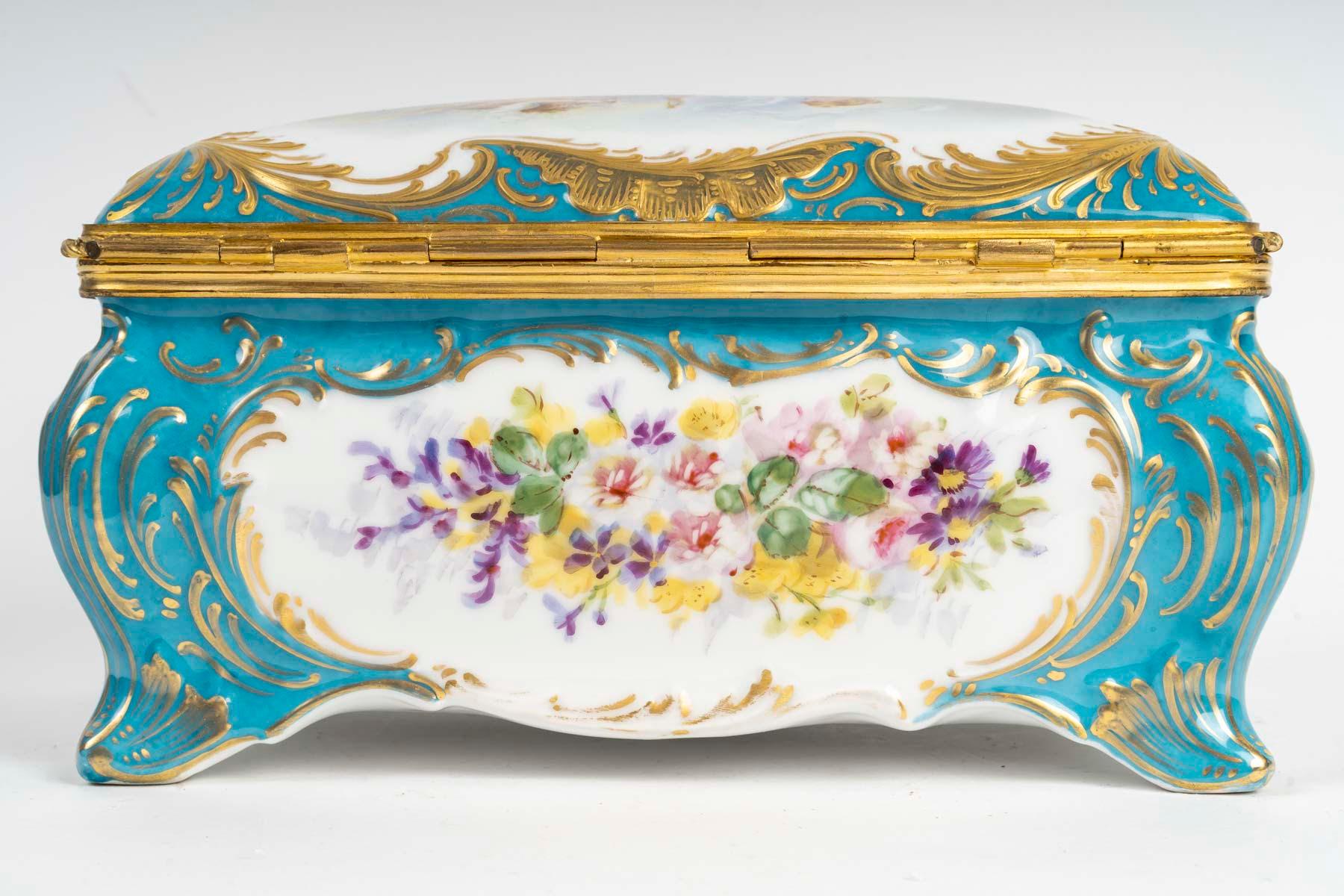 Boîte en porcelaine de Sèvres, monture en laiton doré, XIXe siècle, période Napoléon III. en vente 3