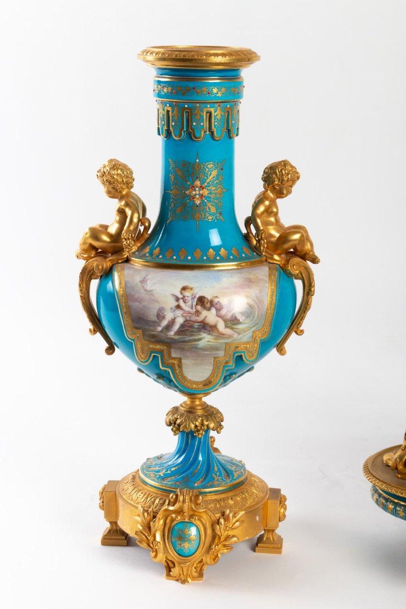 A Sèvres porcelain mantelpiece with dolphins, Napoleon III period, 19th century.
Width: clock 35 cm and vases 15 cm
Height: clock 47 cm and vases 37 cm.