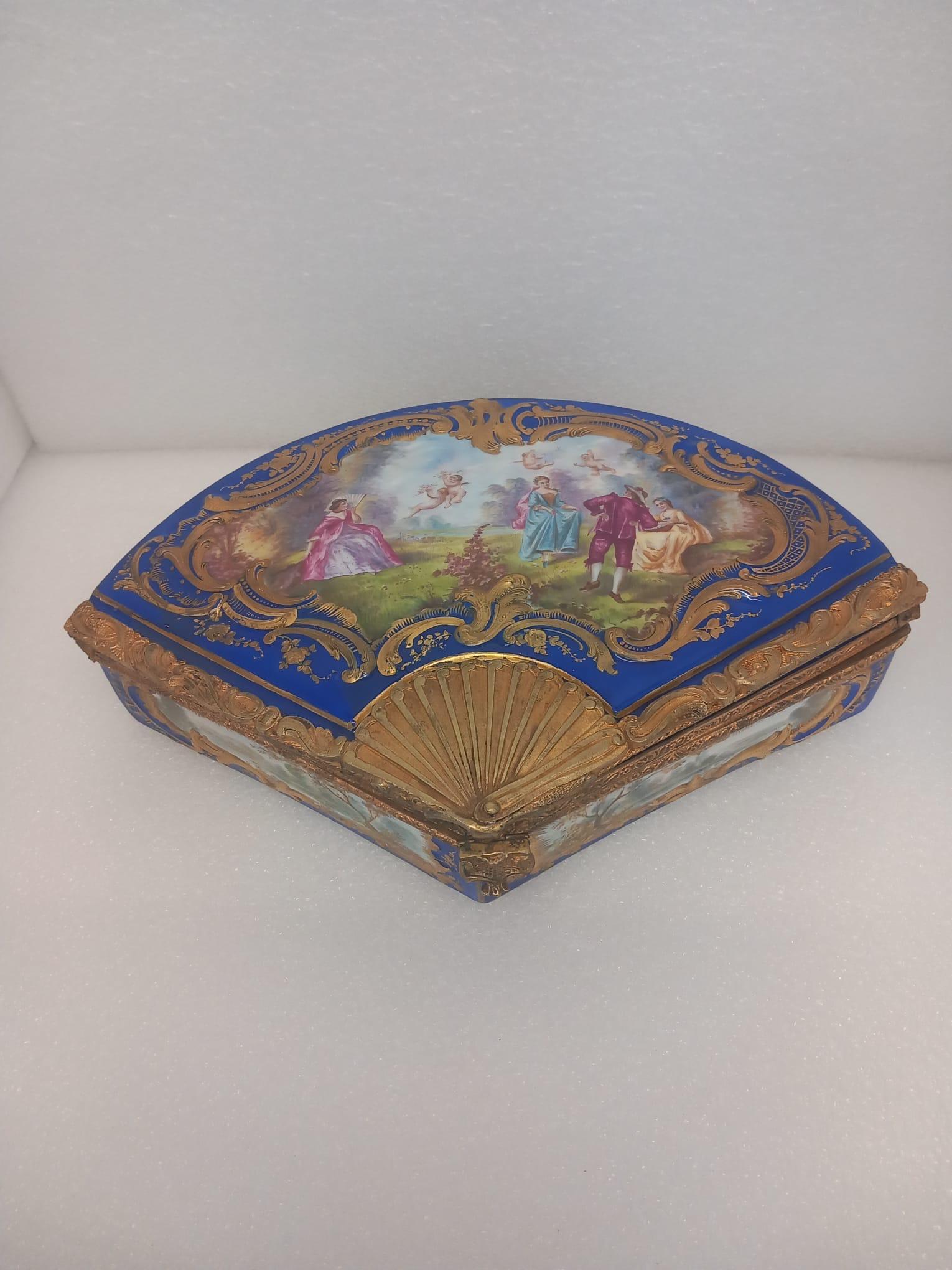 Boîte à bijoux ancienne en porcelaine de style Sèvres en forme d'éventail. en vente 2