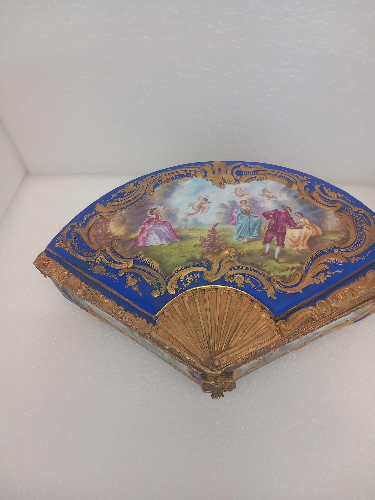 Boîte à bijoux ancienne en porcelaine de style Sèvres en forme d'éventail. en vente 3