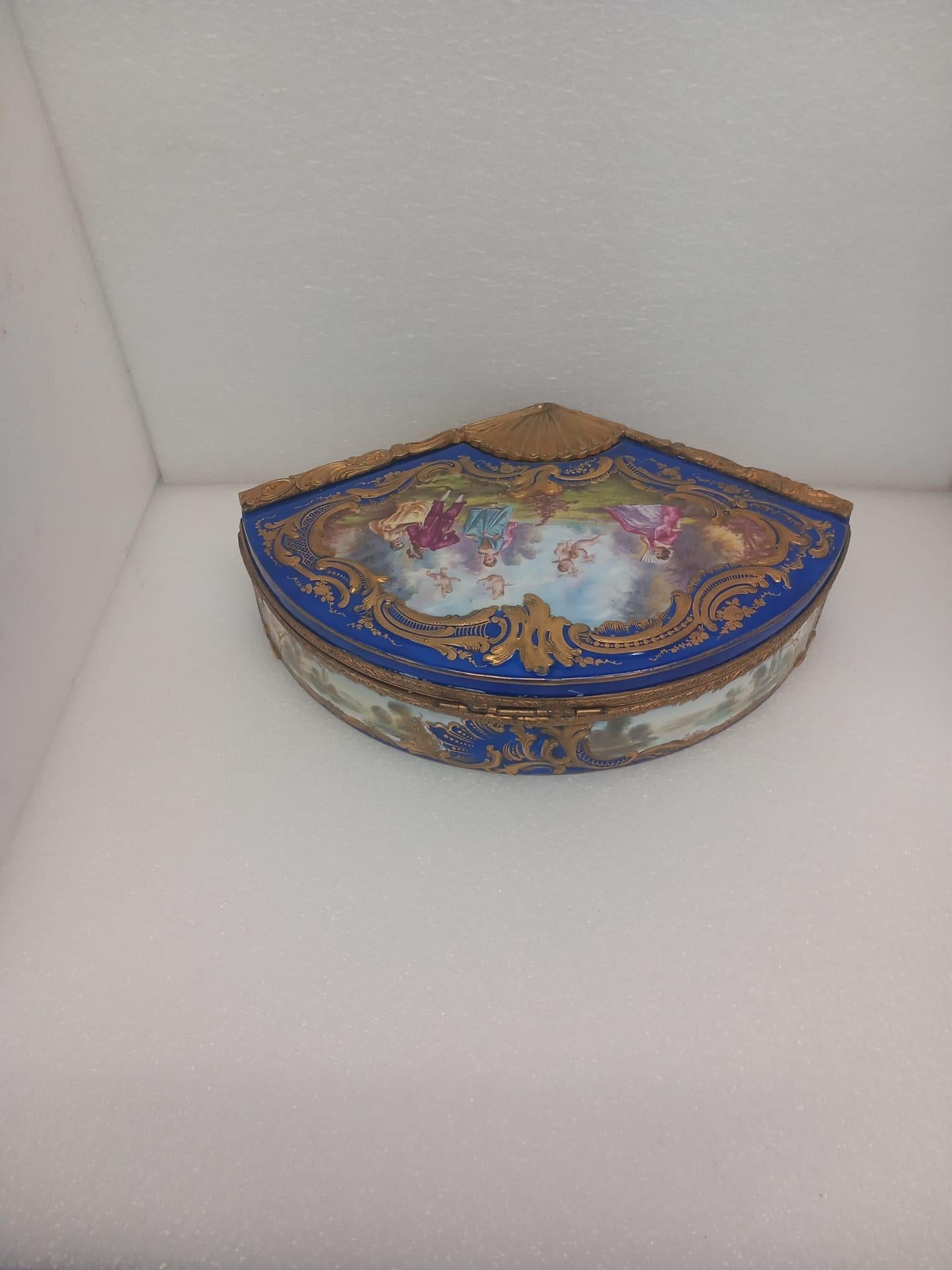 Napoléon III Boîte à bijoux ancienne en porcelaine de style Sèvres en forme d'éventail. en vente