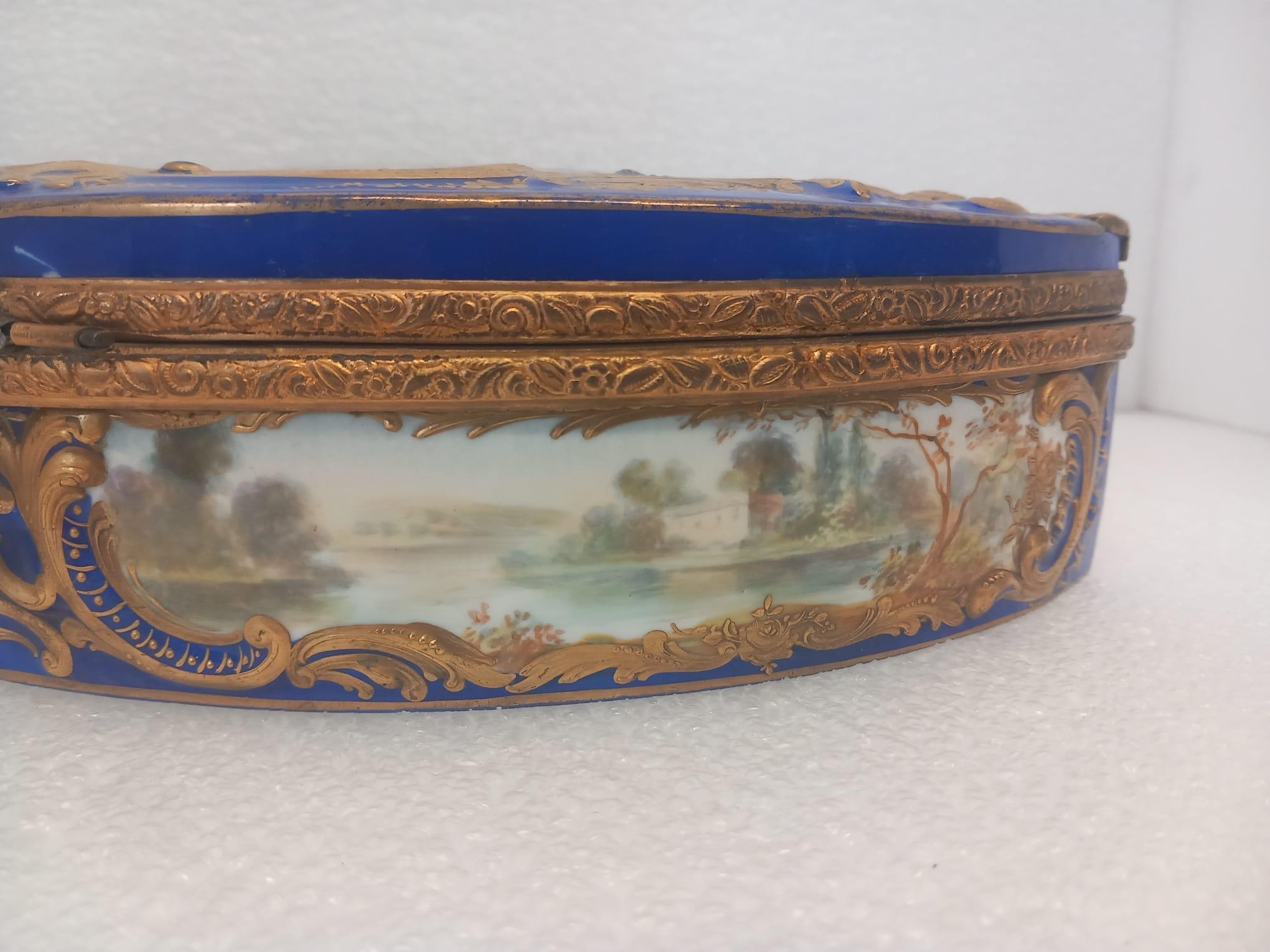 Français Boîte à bijoux ancienne en porcelaine de style Sèvres en forme d'éventail. en vente