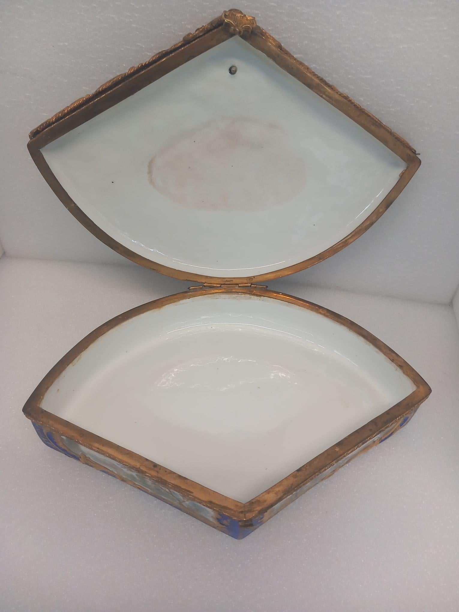 Doré Boîte à bijoux ancienne en porcelaine de style Sèvres en forme d'éventail. en vente