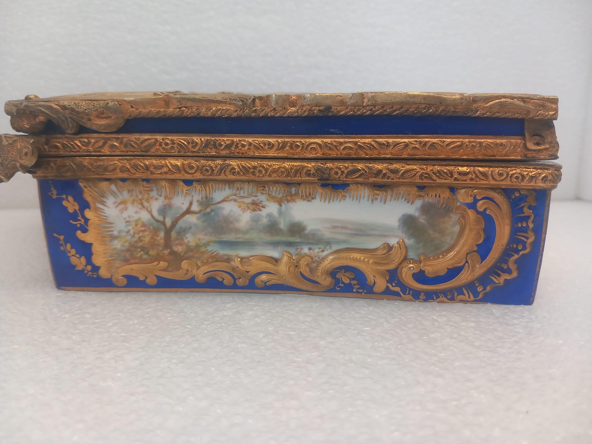 Boîte à bijoux ancienne en porcelaine de style Sèvres en forme d'éventail. Bon état - En vente à London, GB