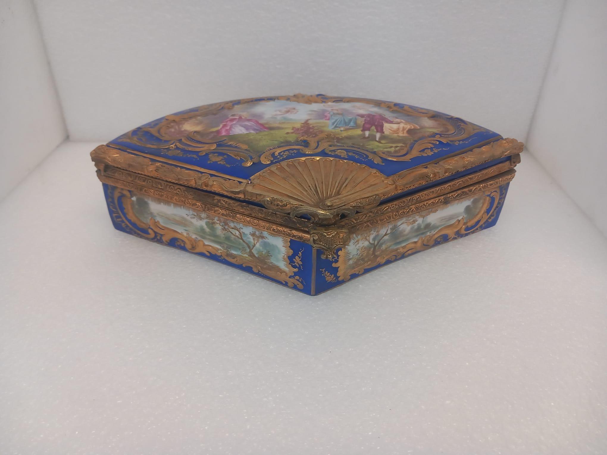 XIXe siècle Boîte à bijoux ancienne en porcelaine de style Sèvres en forme d'éventail. en vente