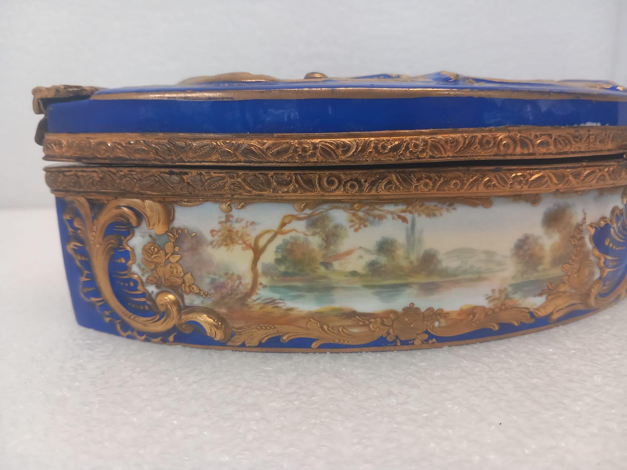Porcelaine Boîte à bijoux ancienne en porcelaine de style Sèvres en forme d'éventail. en vente