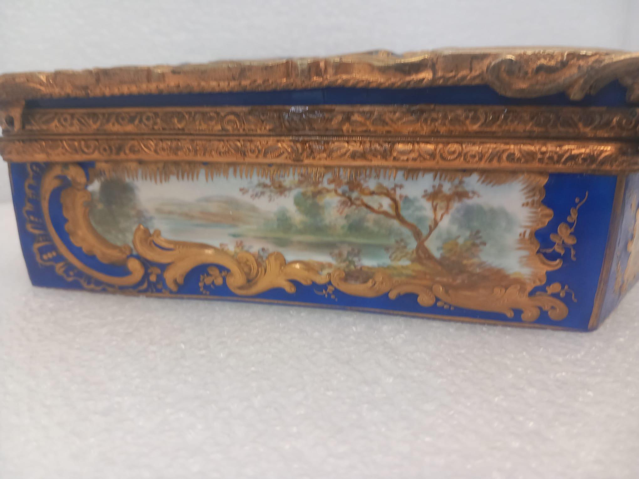 Boîte à bijoux ancienne en porcelaine de style Sèvres en forme d'éventail. en vente 1