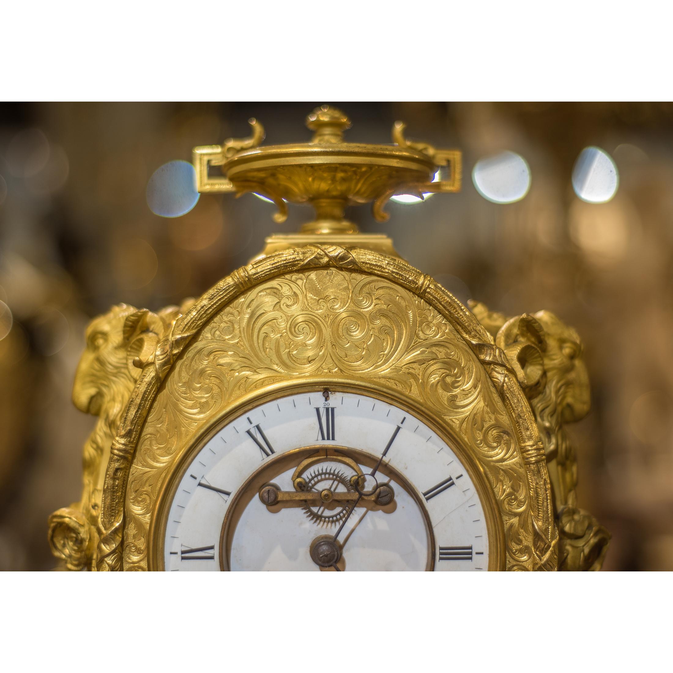 Sèvres-Stil Vergoldete Bronze und juwelenbesetztes Porzellan Uhrenset (19. Jahrhundert) im Angebot