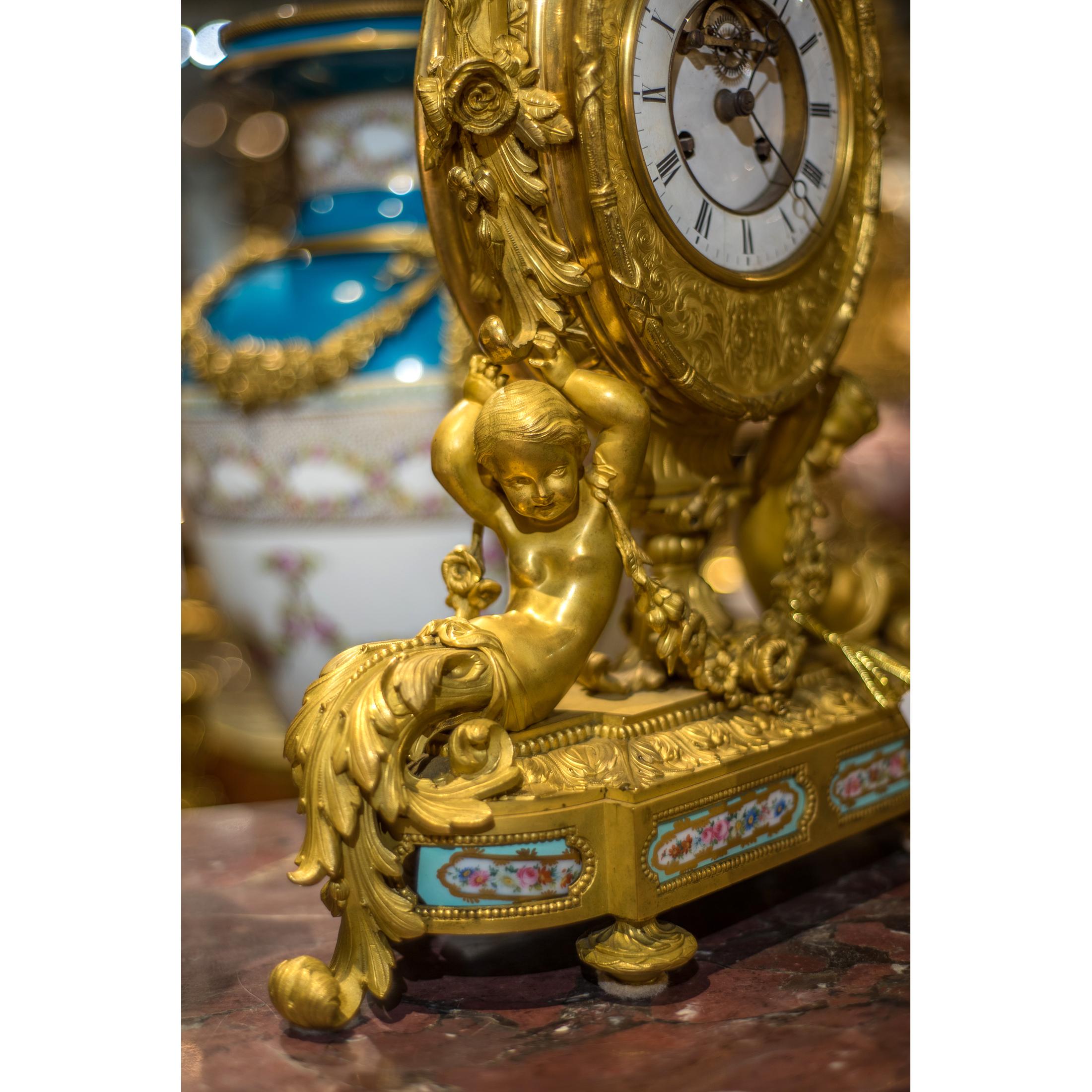 Sèvres-Stil Vergoldete Bronze und juwelenbesetztes Porzellan Uhrenset im Angebot 3