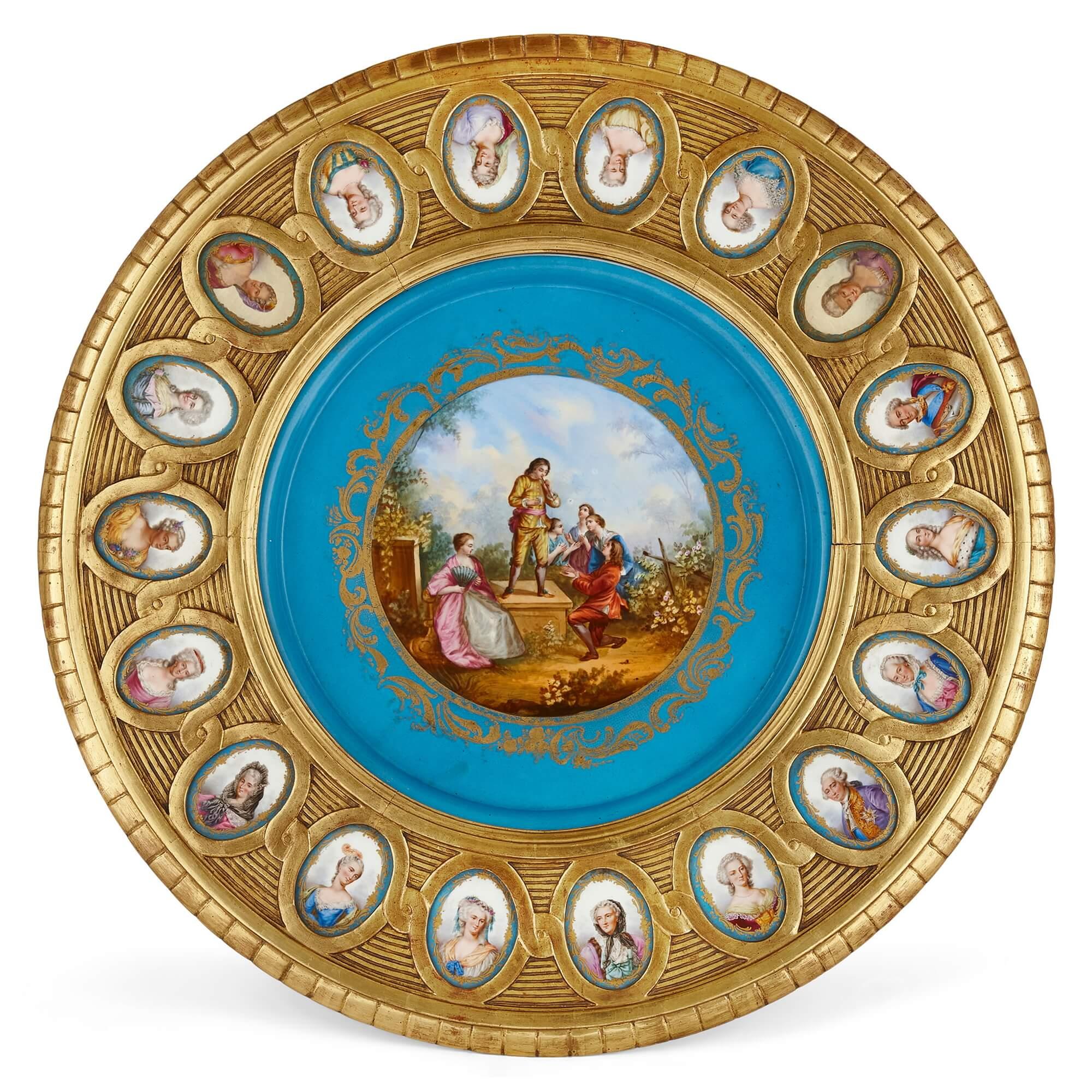 Ein Guéridon aus Goldholz und Porzellan im Sevres-Stil
Französisch, Ende 19. Jahrhundert
78.5 cm hoch und 85 cm im Durchmesser.

Dieses bezaubernde und schöne Guéridon aus dem Frankreich des späten 19. Jahrhunderts ist aus reich verziertem