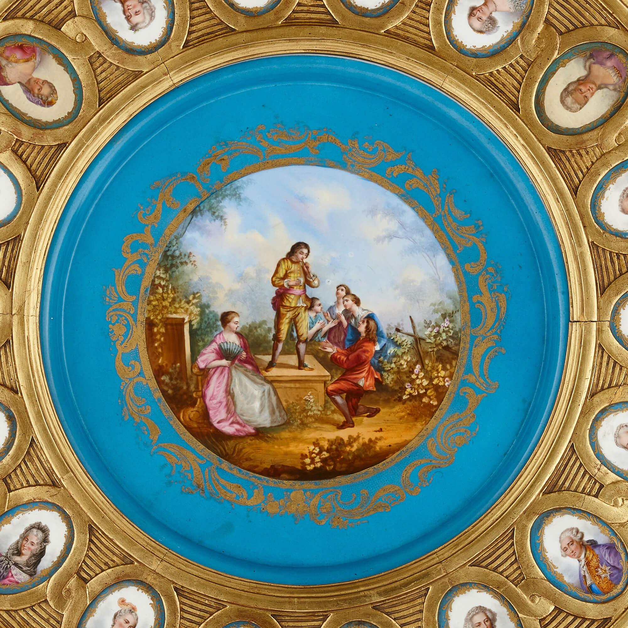 Guéridon aus vergoldetem Holz und Porzellan im Sevres-Stil (19. Jahrhundert) im Angebot