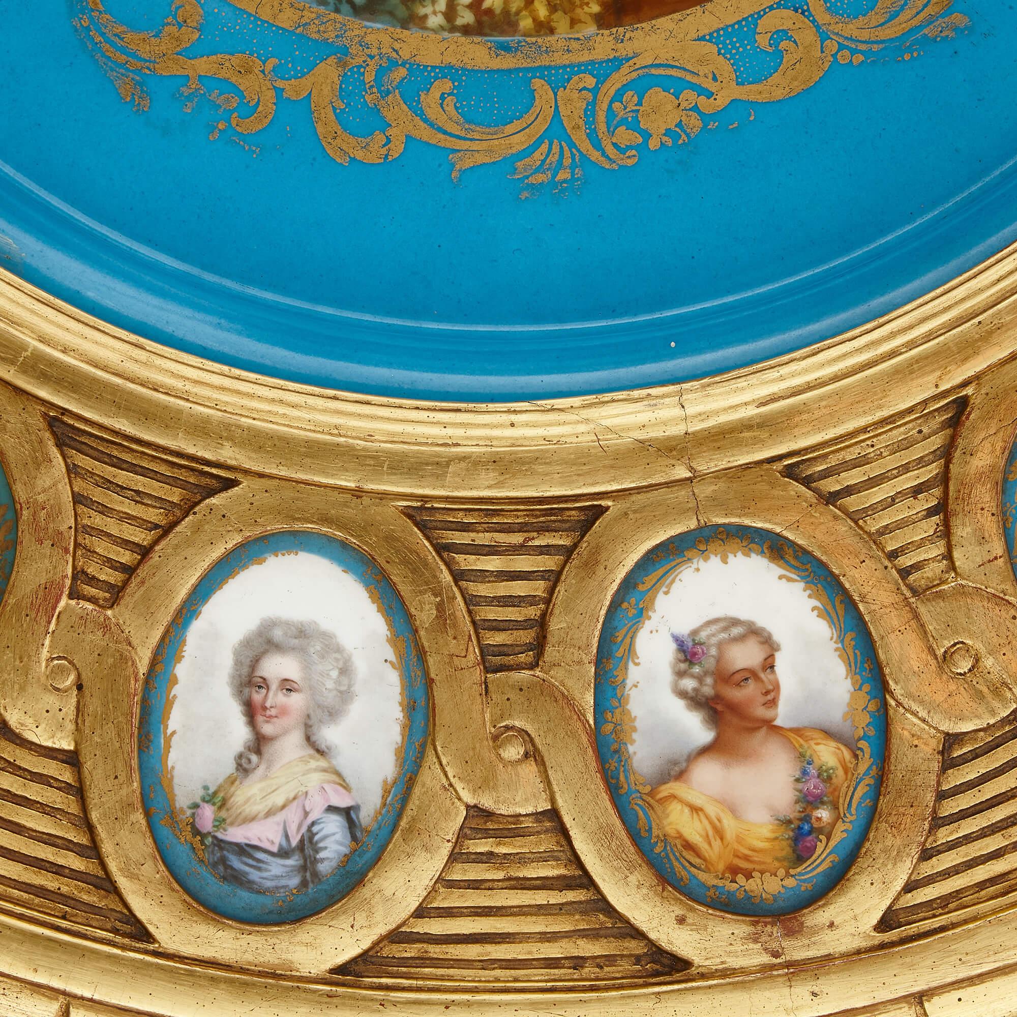 Guéridon aus vergoldetem Holz und Porzellan im Sevres-Stil im Angebot 1