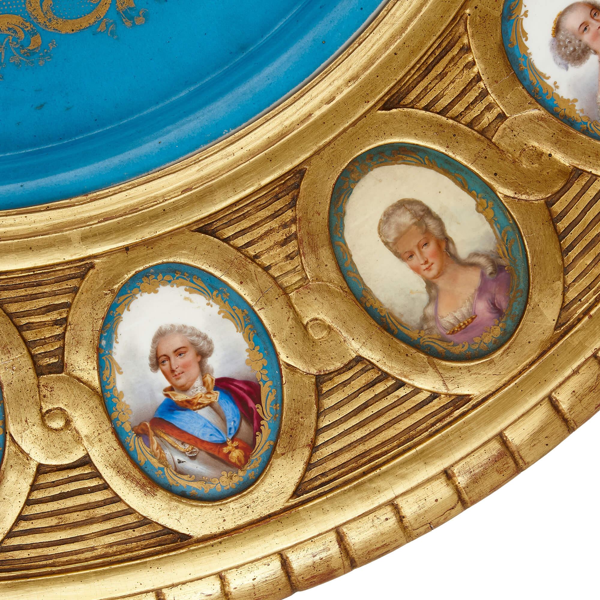 Guéridon aus vergoldetem Holz und Porzellan im Sevres-Stil im Angebot 2