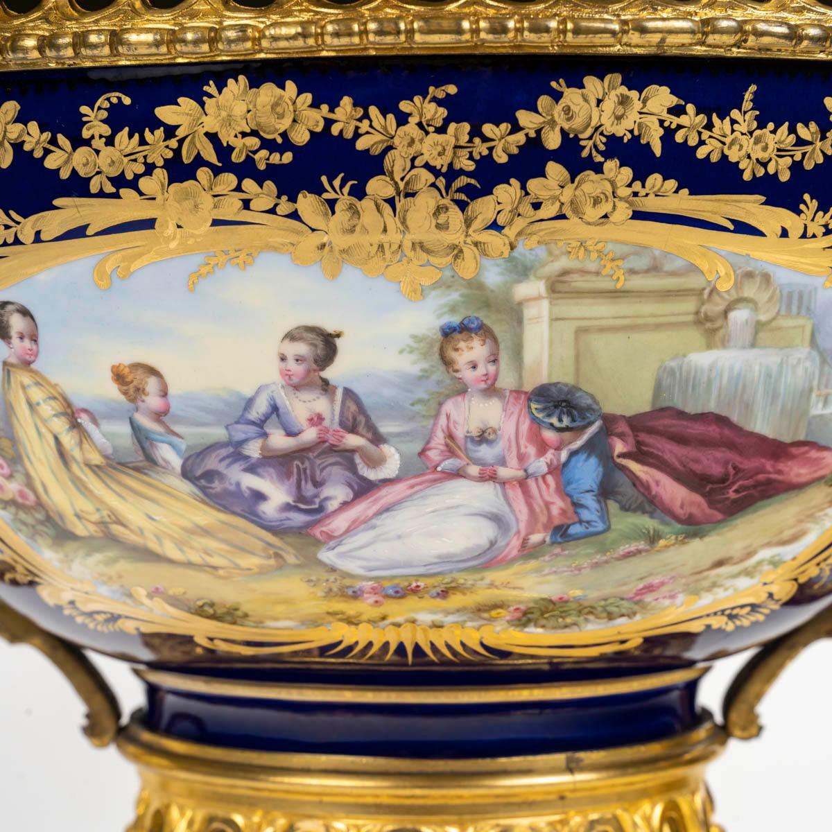Cuenco cubierto de porcelana estilo Sèvres, siglo XIX, época de Napoleón III. en venta 4