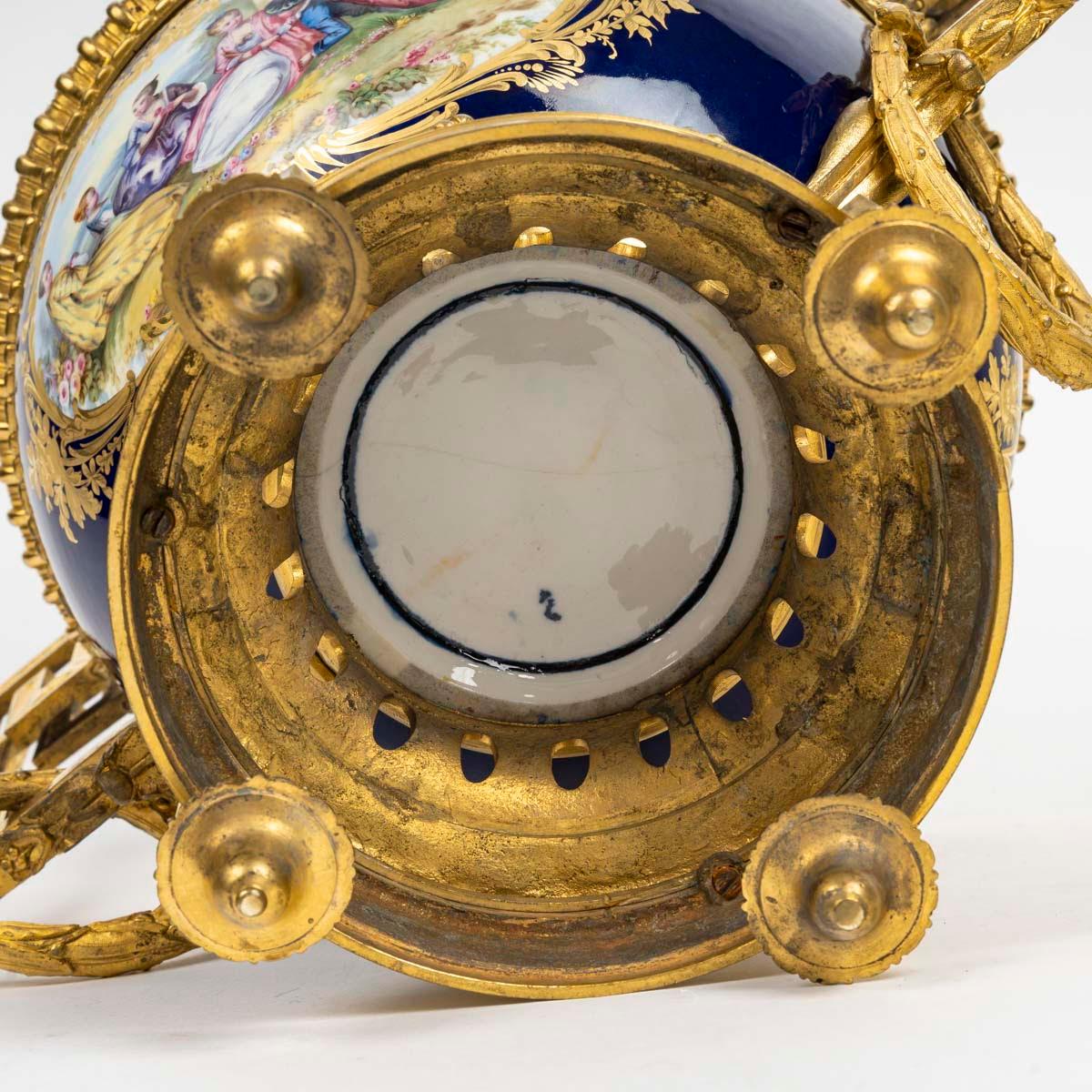 Cuenco cubierto de porcelana estilo Sèvres, siglo XIX, época de Napoleón III. en venta 5