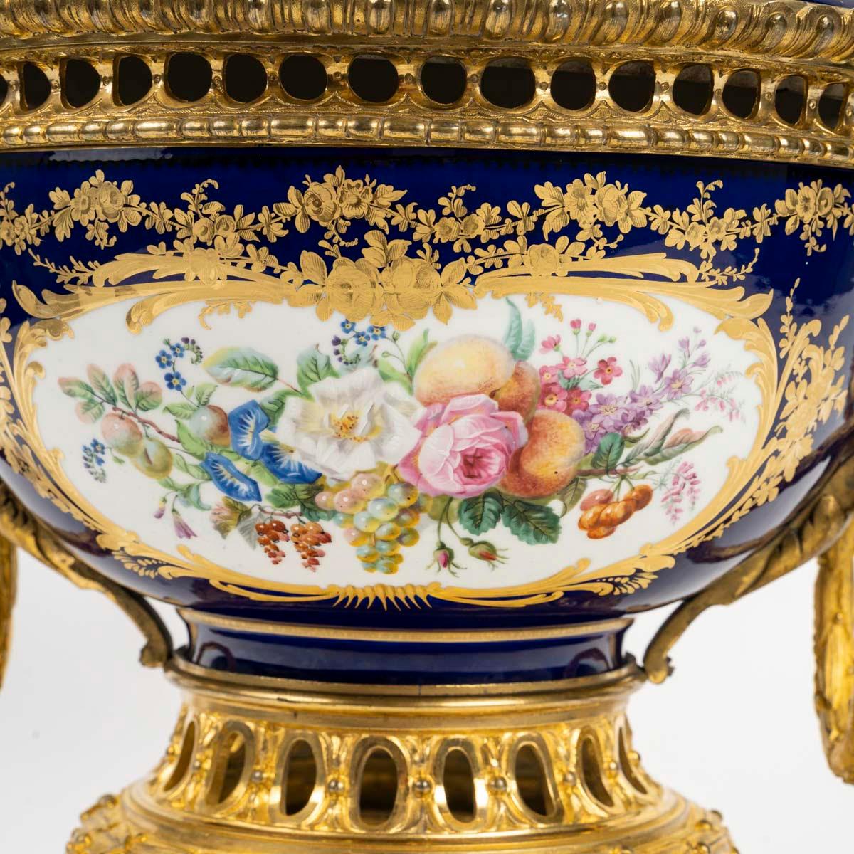 Cuenco cubierto de porcelana estilo Sèvres, siglo XIX, época de Napoleón III.

Cuenco cubierto de porcelana estilo Sèvres decorado con una escena galante, montura de bronce dorado, siglo XIX, época de Napoleón III.
Alto: 39 cm, Ancho: 37 cm, Fondo: