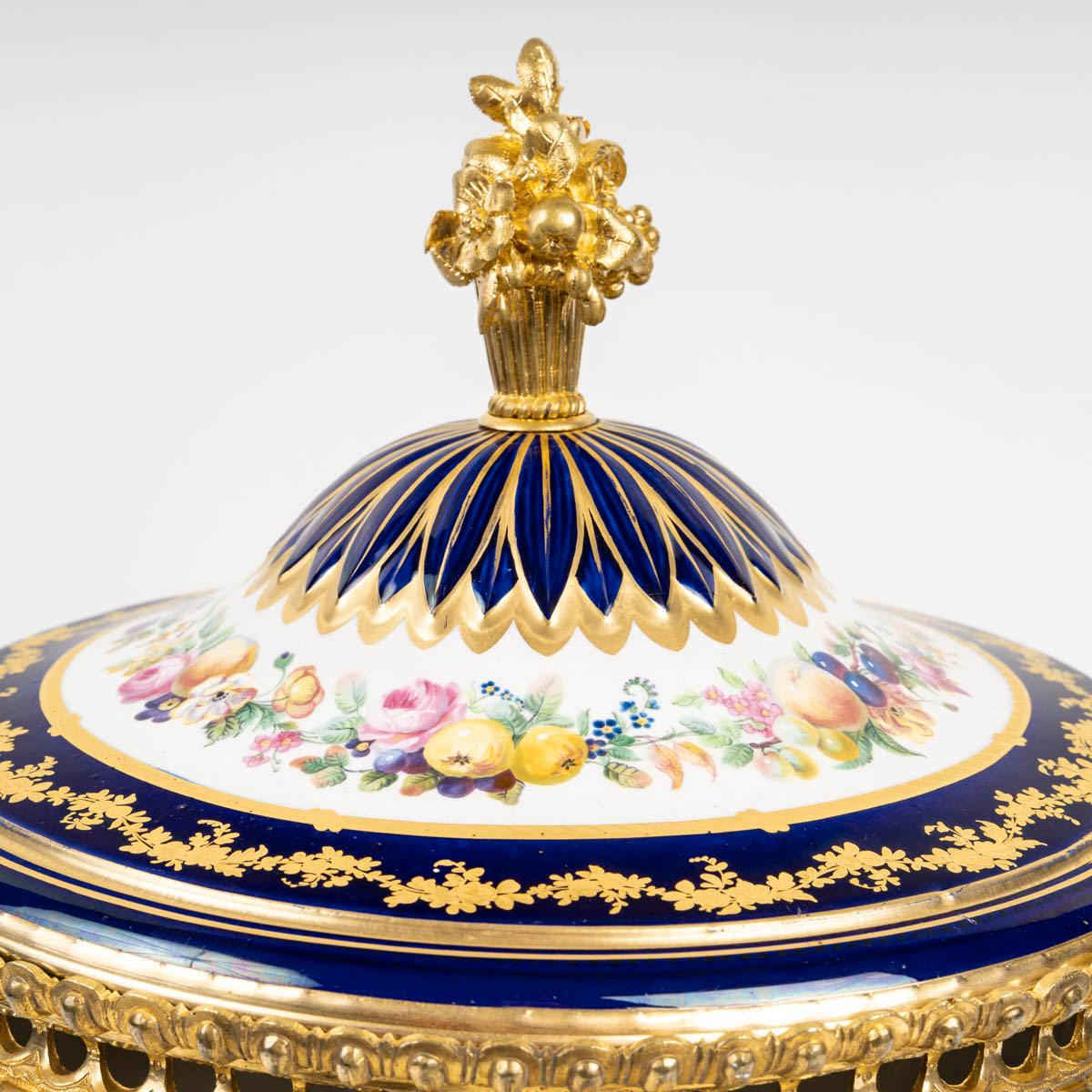 Cuenco cubierto de porcelana estilo Sèvres, siglo XIX, época de Napoleón III. Francés en venta