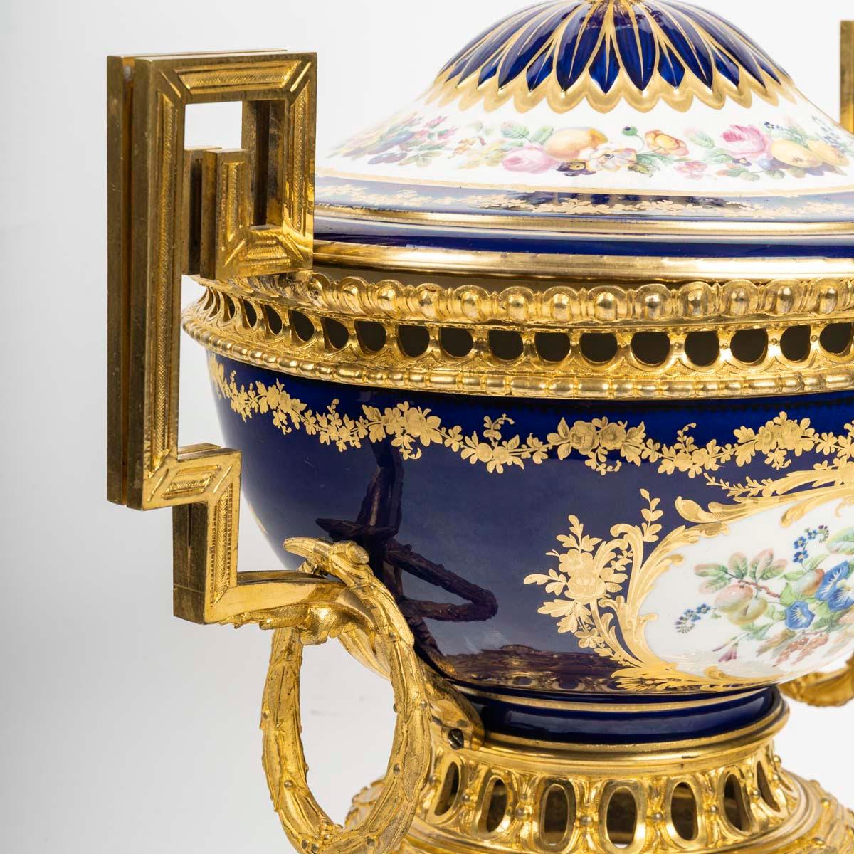 Cuenco cubierto de porcelana estilo Sèvres, siglo XIX, época de Napoleón III. Dorado en venta