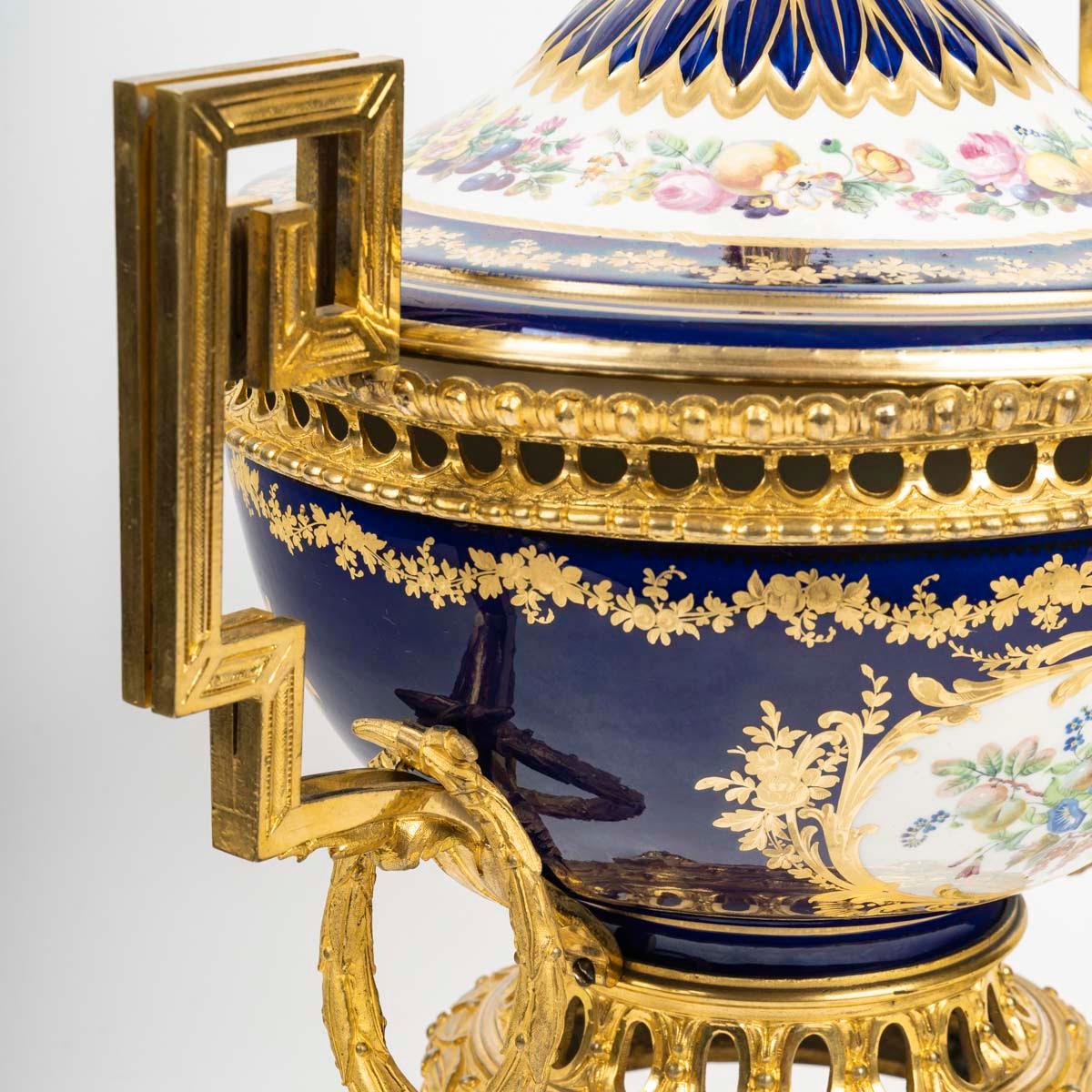 Cuenco cubierto de porcelana estilo Sèvres, siglo XIX, época de Napoleón III. en Bueno estado para la venta en Saint-Ouen, FR