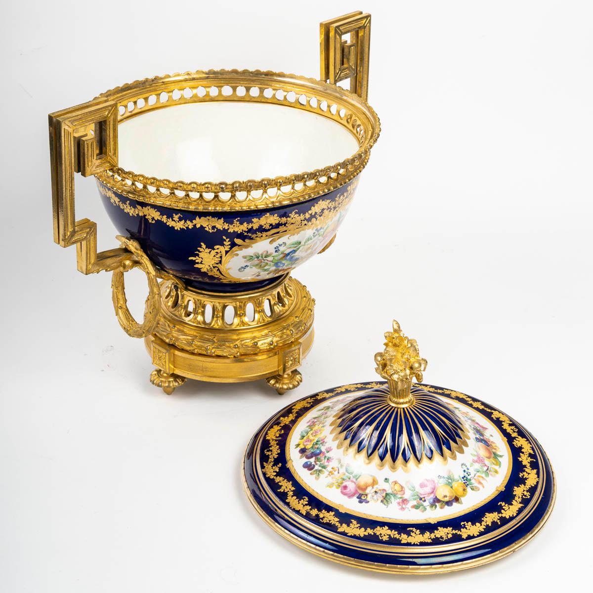 Cuenco cubierto de porcelana estilo Sèvres, siglo XIX, época de Napoleón III. Bronce en venta