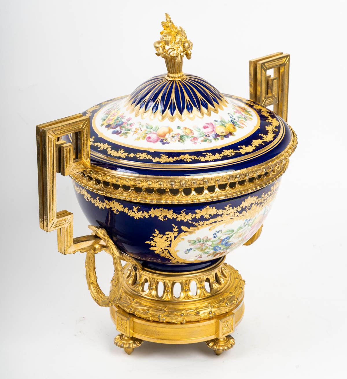 Cuenco cubierto de porcelana estilo Sèvres, siglo XIX, época de Napoleón III. en venta 1