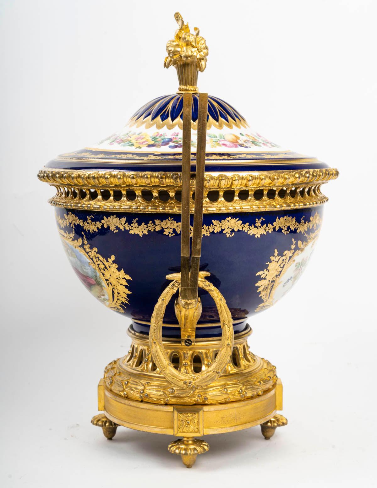 Cuenco cubierto de porcelana estilo Sèvres, siglo XIX, época de Napoleón III. en venta 2