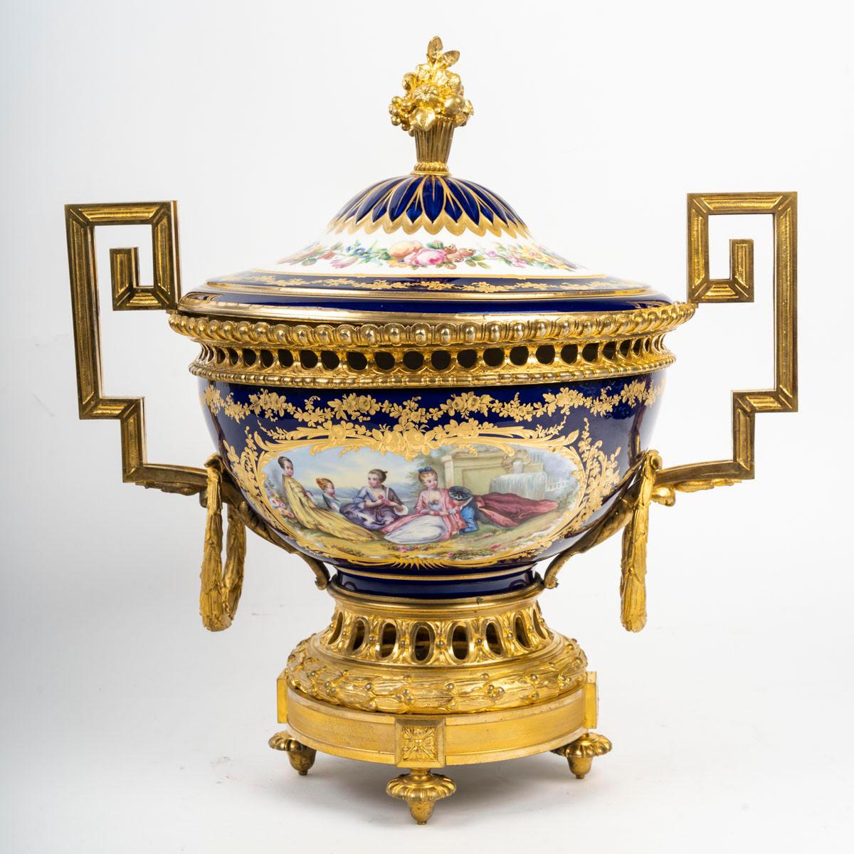 Cuenco cubierto de porcelana estilo Sèvres, siglo XIX, época de Napoleón III. en venta 3