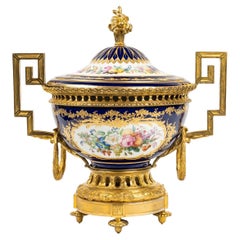 Bedeckte Porzellanschale im Sèvres-Stil, 19. Jahrhundert, Periode Napoleon III.
