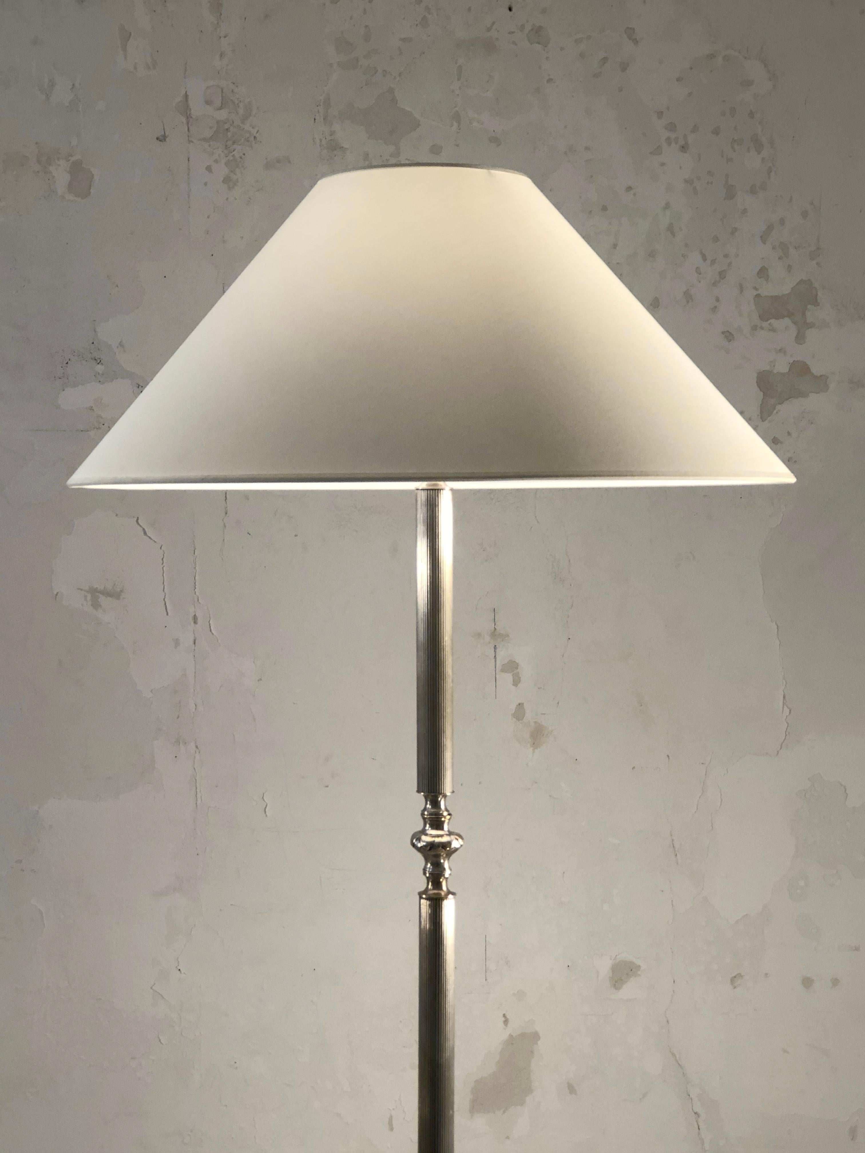 An elegant and luxurious tripod floor lamp, Art Déco, Neoclassical, Shabby-chic, Neo-Baroque, Gothique and Rock'nRoll, in silver-plated bronze decorated with refined classical reliefs, in the spirit of the luxurious lightning manufacturers asMaison