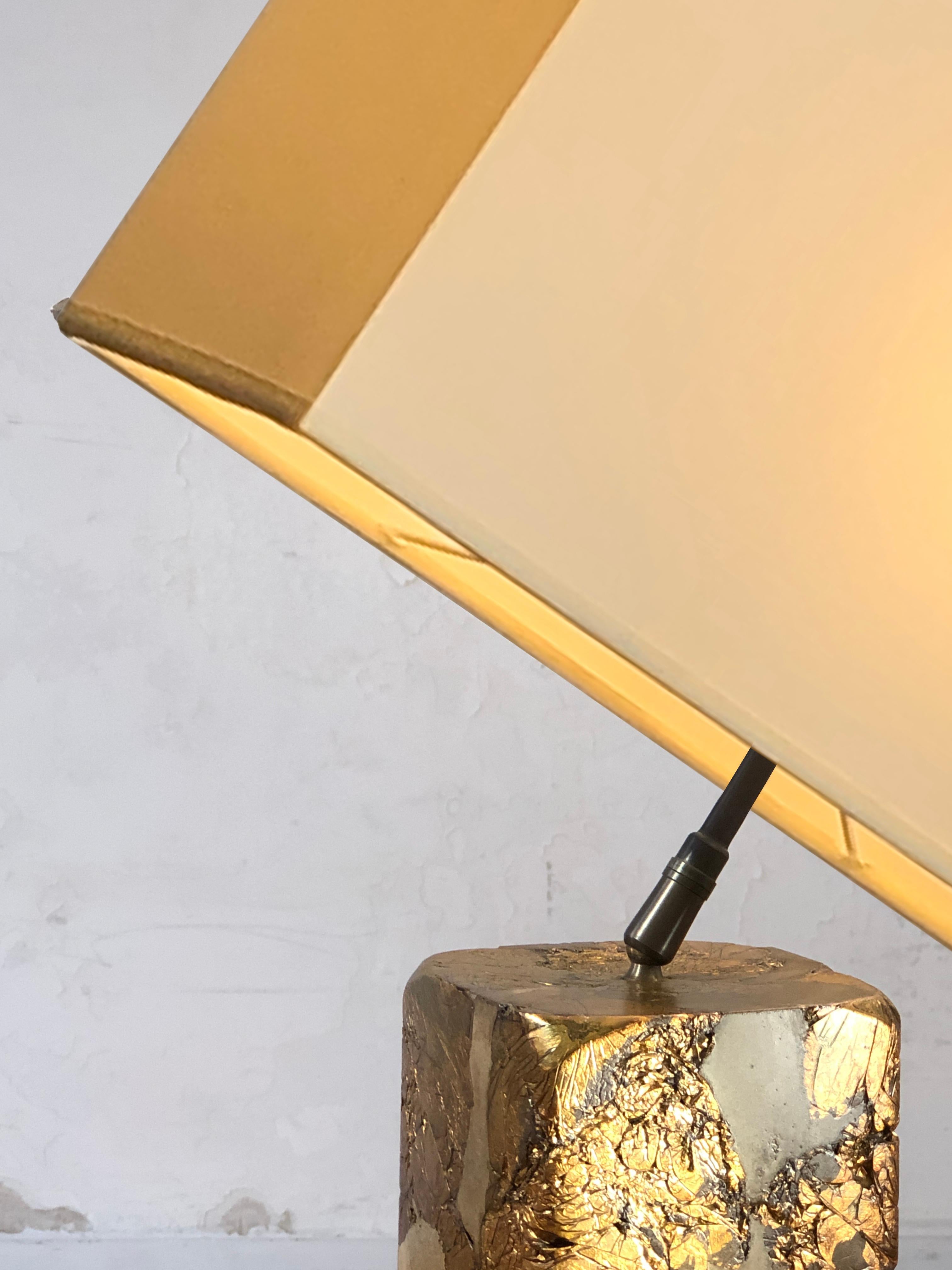 French A SHABBY-CHIC NEO-CLASSICAL Compression Sculpture TABLE LAMP, France 1990 For Sale