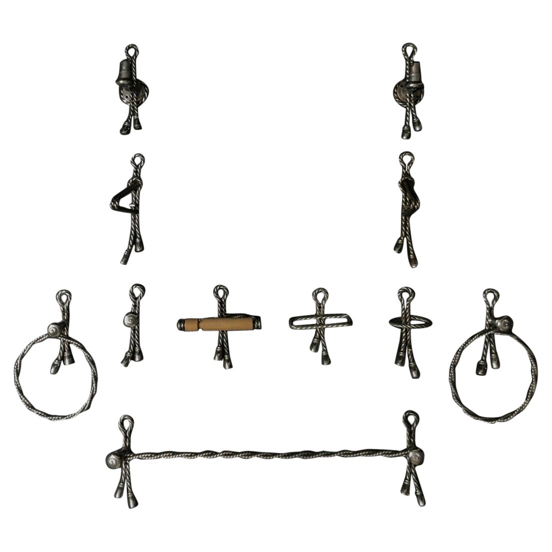 UN CONJUNTO SHABBY-CHIC DE 11 ACCESORIOS DE PARED PARA BAÑO de MAISON BAGUES, Francia 1970 en venta